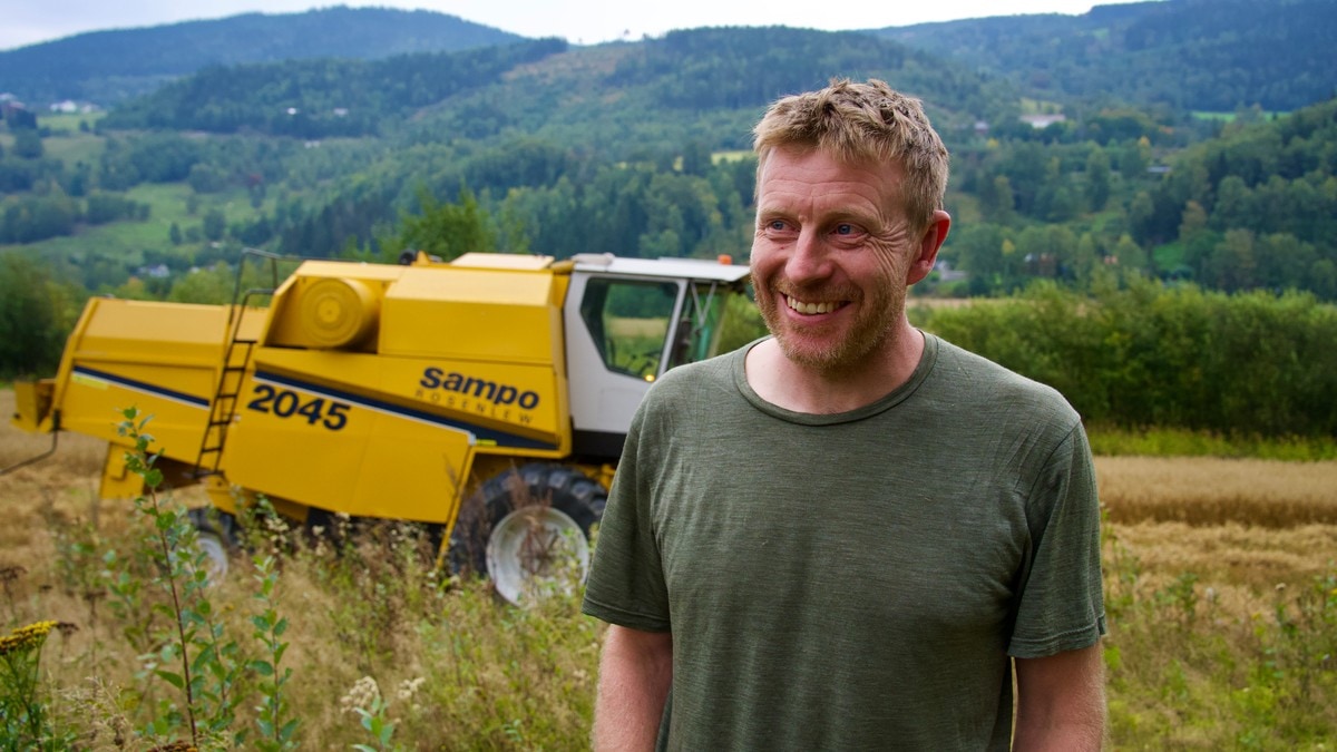 Farevarsel om flom: Bonde Hans Christian tresker det han rekker