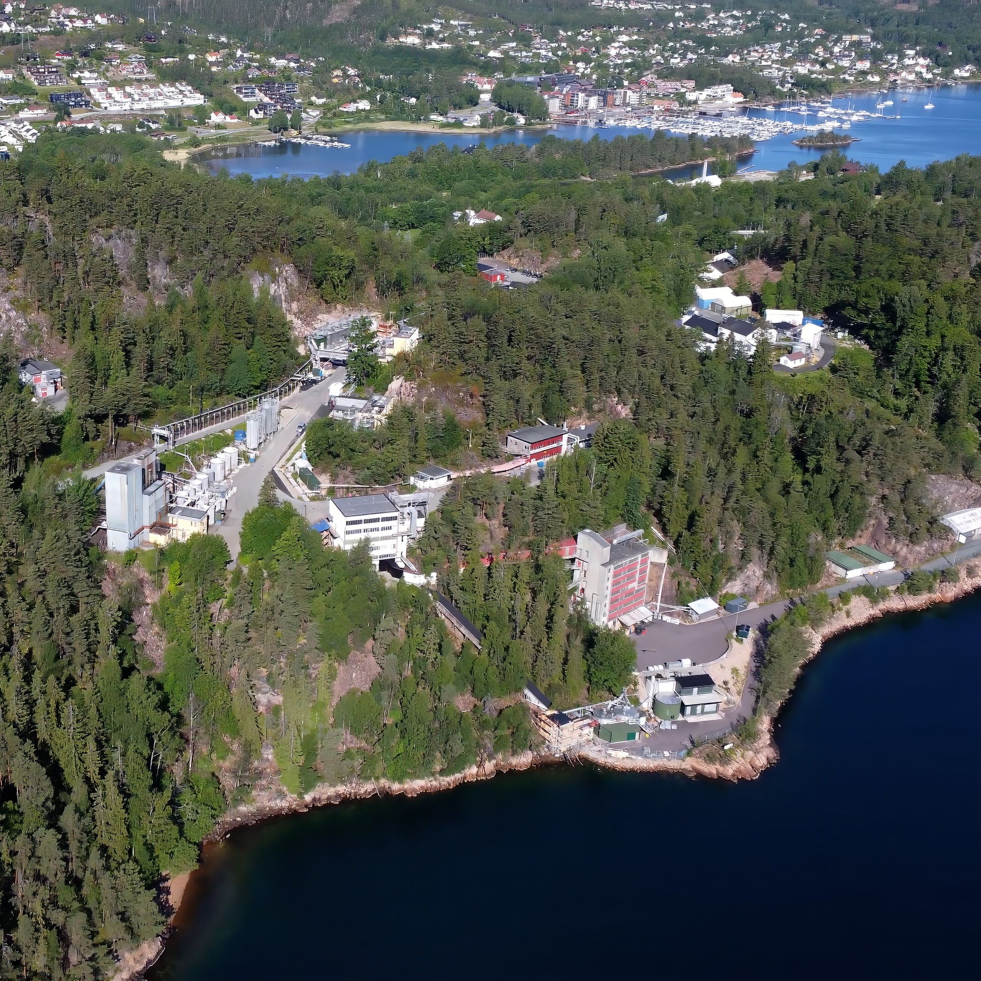 Fabrikk ved Oslofjorden