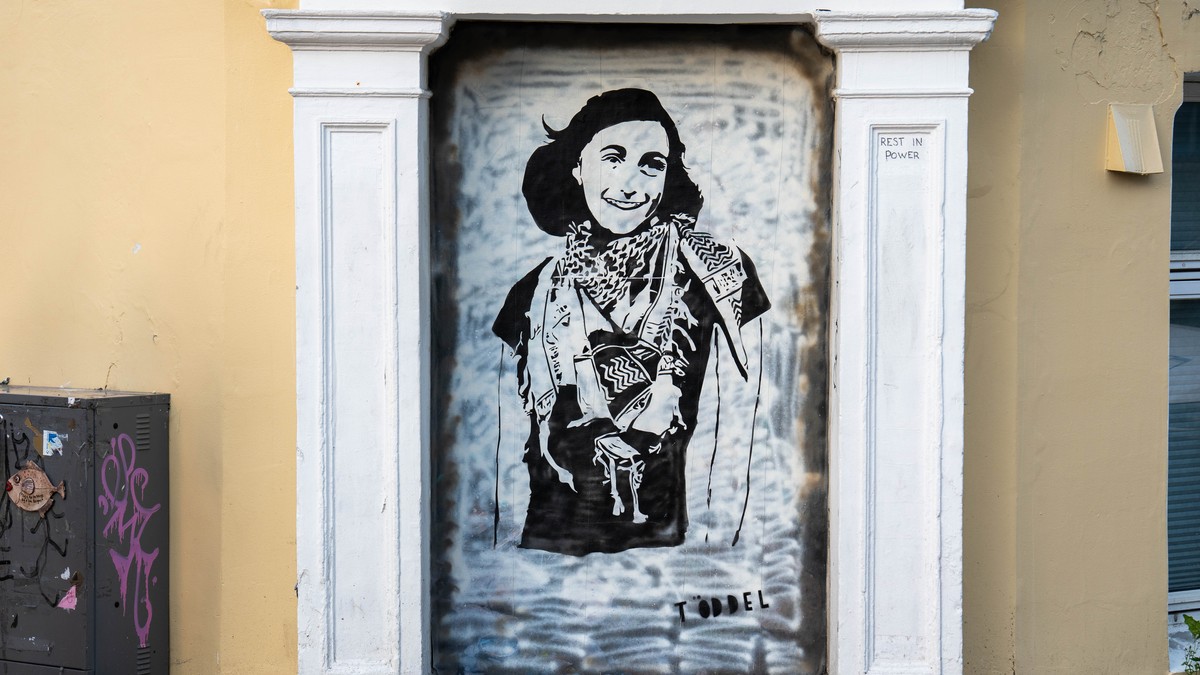 Ny kunst på politisk gatehjørne: Anne Frank med Palestina-skjerf