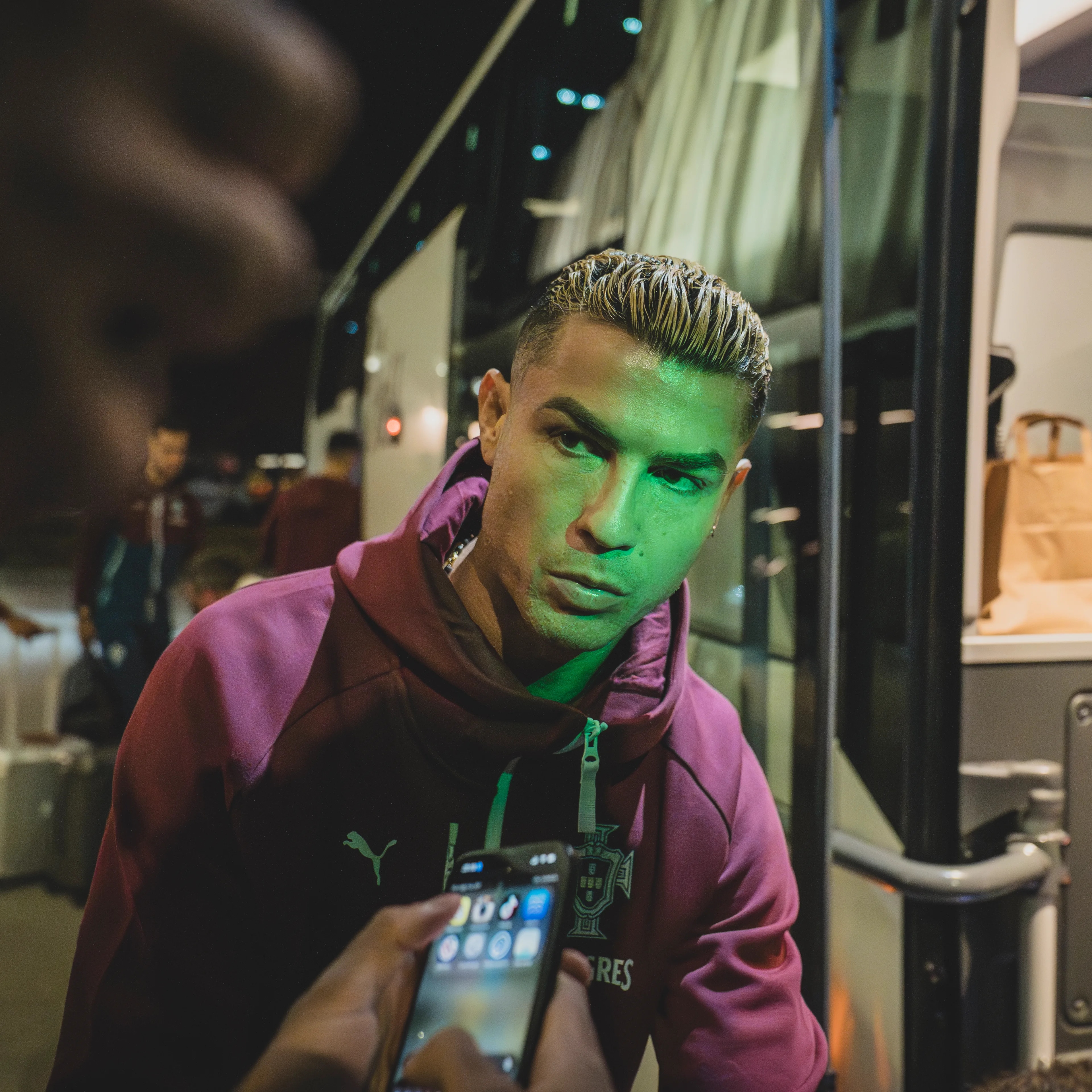 ronaldo ser mot fansen, bak ham stiger landslaget ombord på bussen