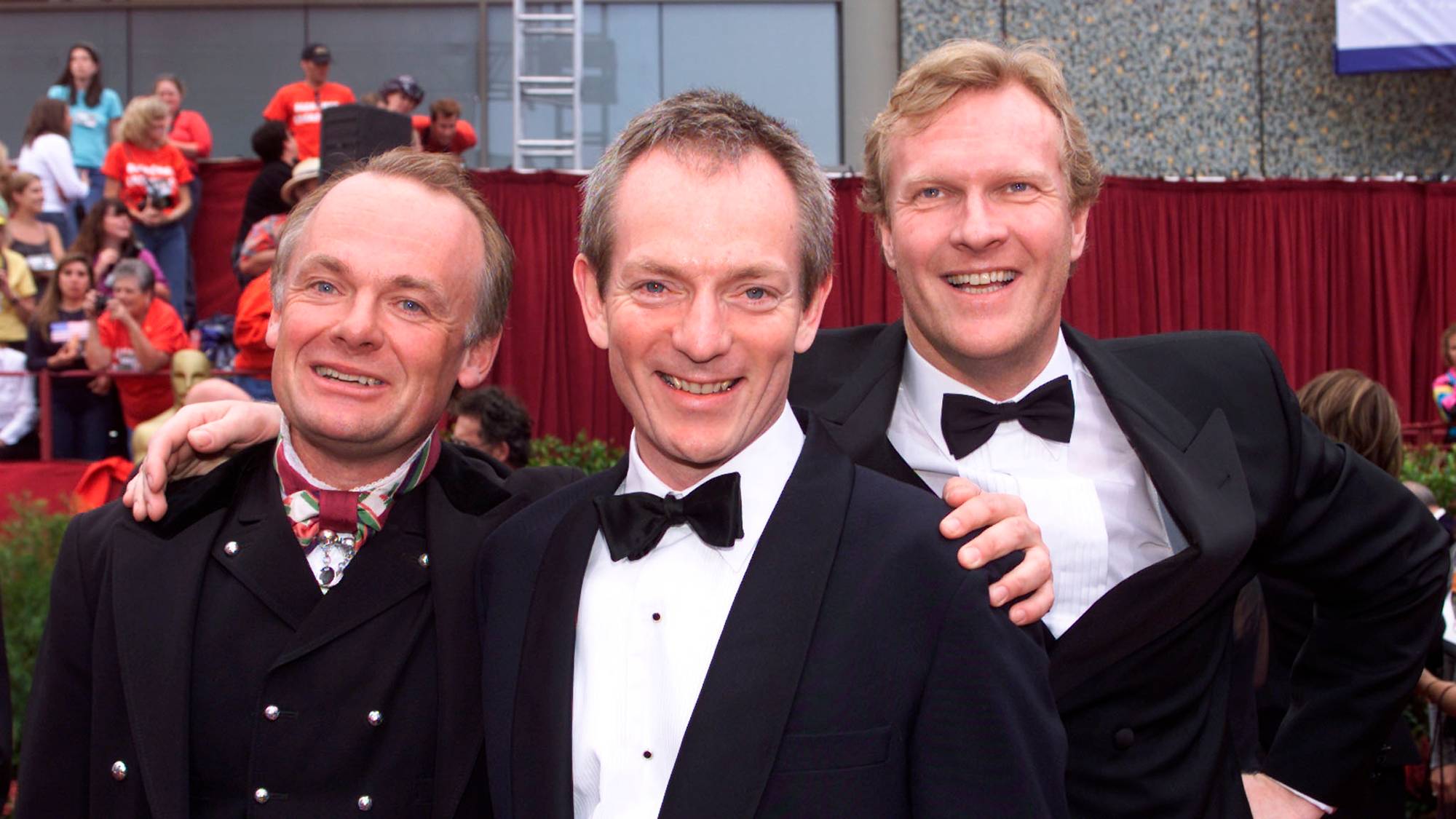 De nominerte i kategorien Beste fremmedspråklige film for "Elling" – skuespiller Per Christian Ellefsen (t.v.) og regissør Petter Næss (i midten) fra Norge – ankommer den 74. årlige Oscar-utdelingen i Hollywood, California.