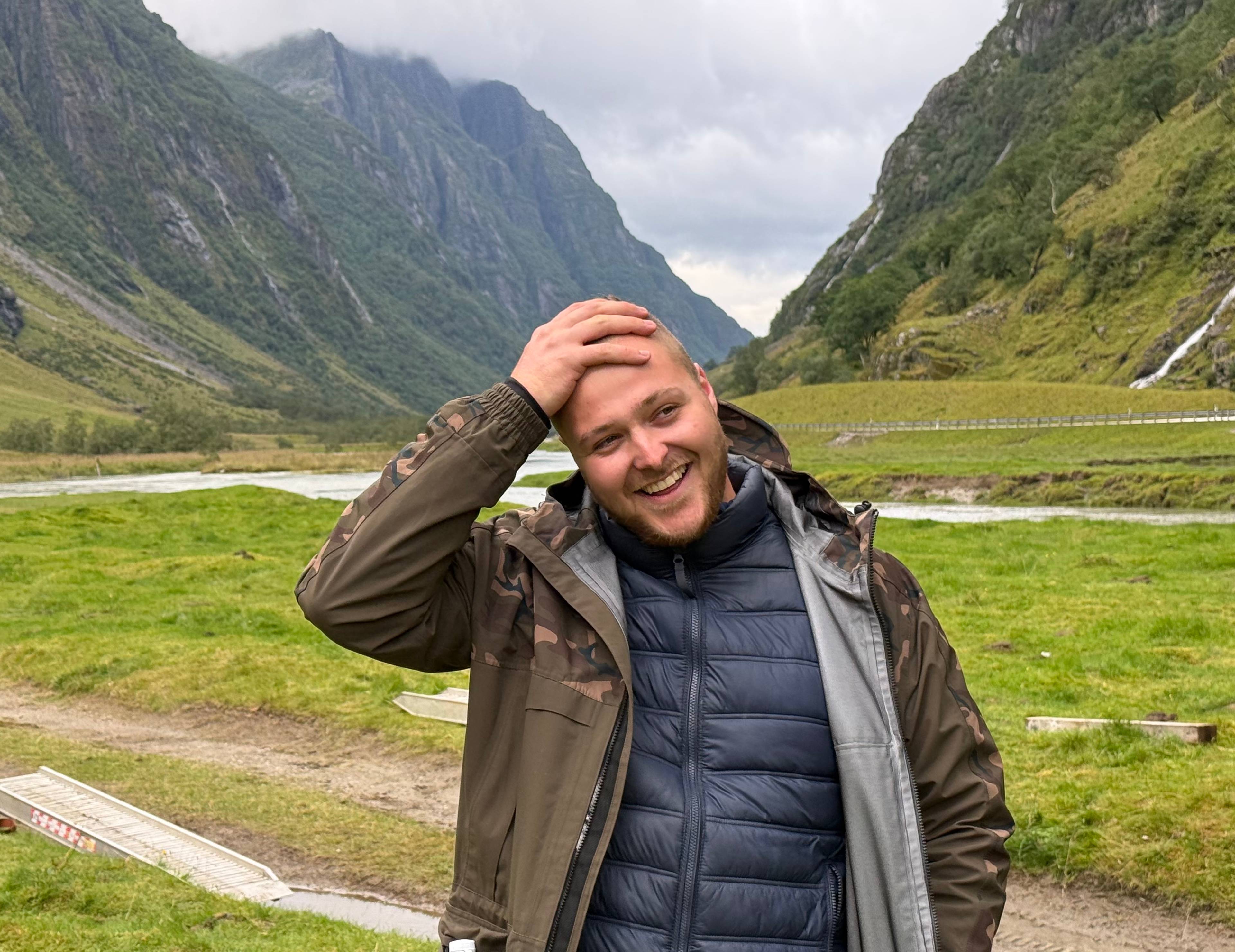 Bildet viser ein tysk mann, Lukas Langguth. Han tar seg letta i hovudet