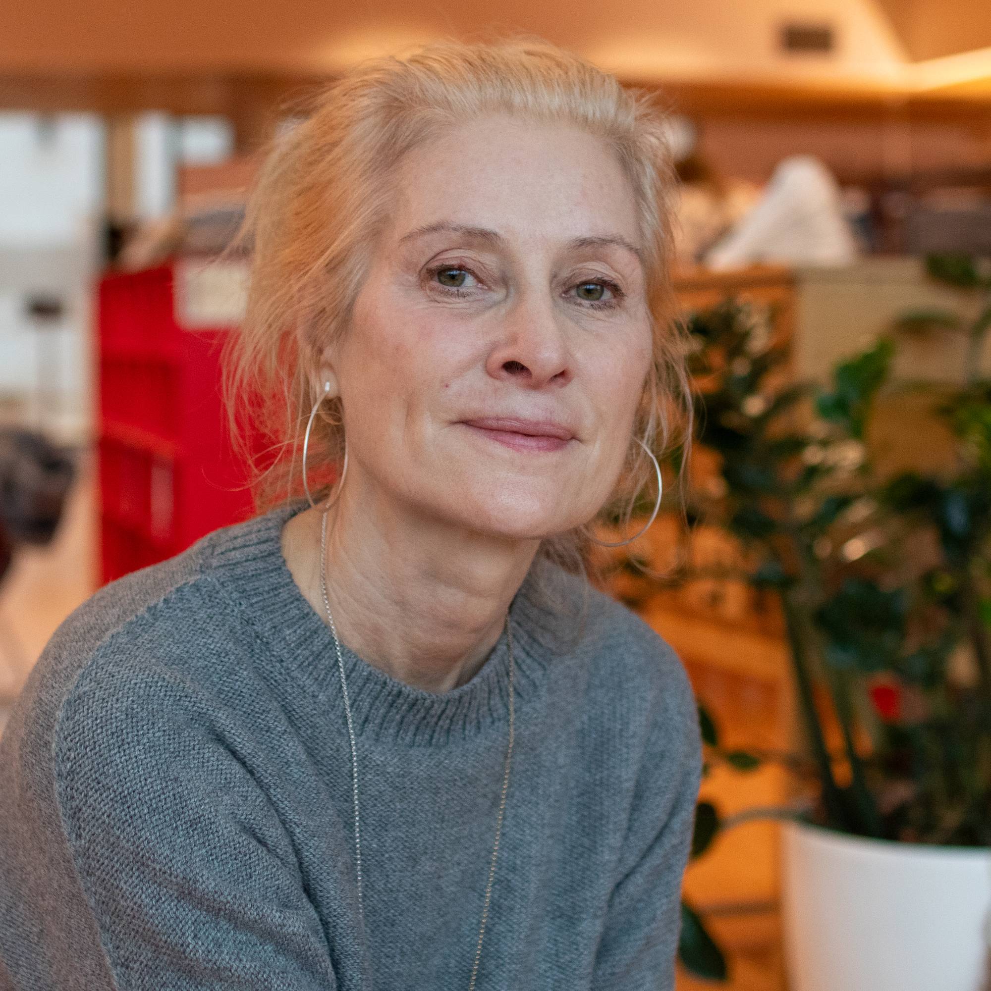 Line Joranger har langt lyst hår, hun har på seg en grå genser og ser inn i kamera. 