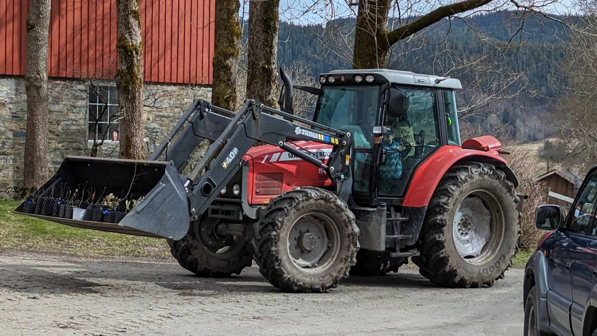 Henrik Lindgaard sin traktor på garden på Rissa
