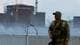 Reuters Ein russisk soldat held vakt utanfor atomkraftverket i Zaporizjzja. Bilete er frå august.
