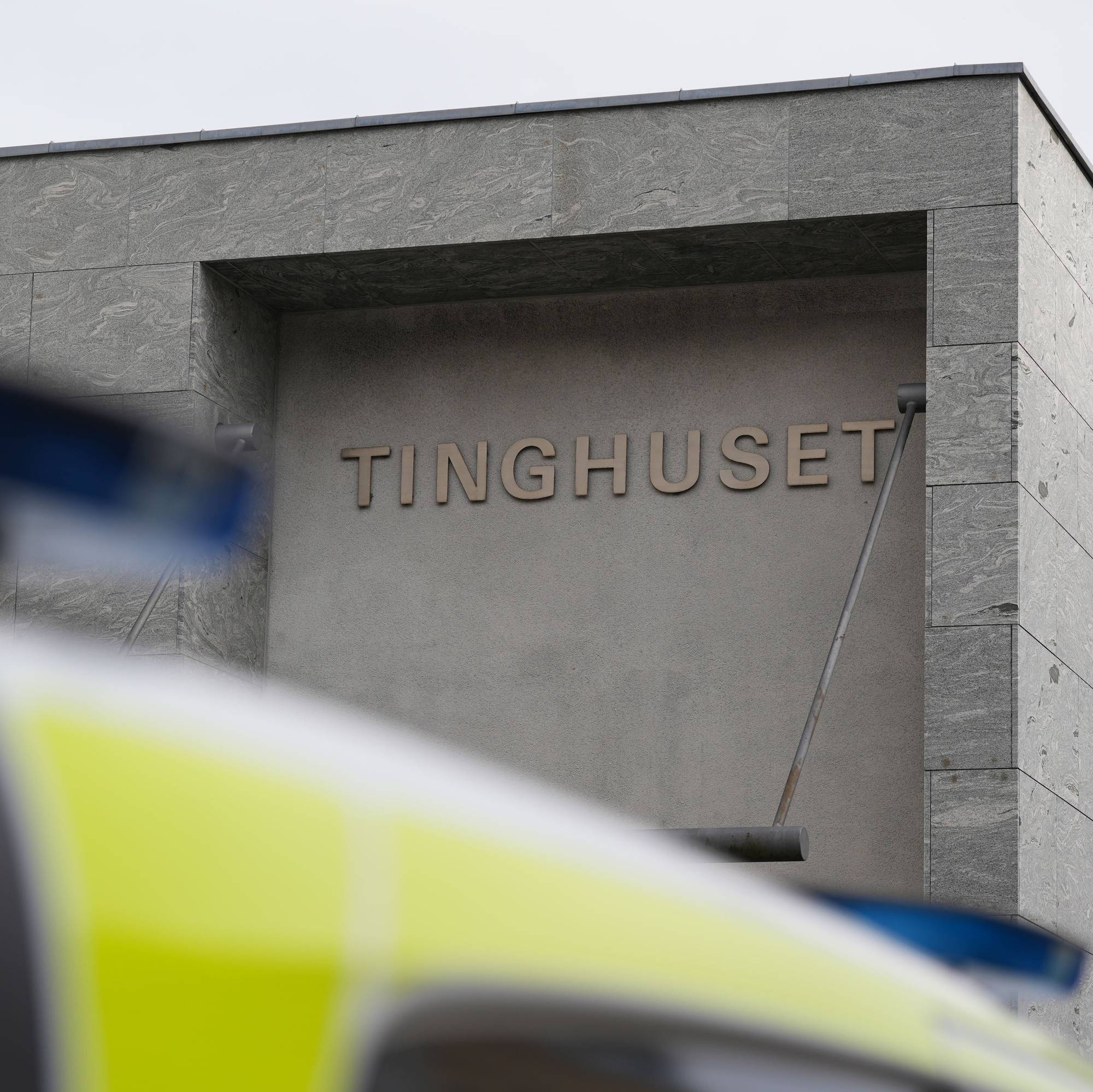 viser et grått murbygg hvor det står Tinghuset over