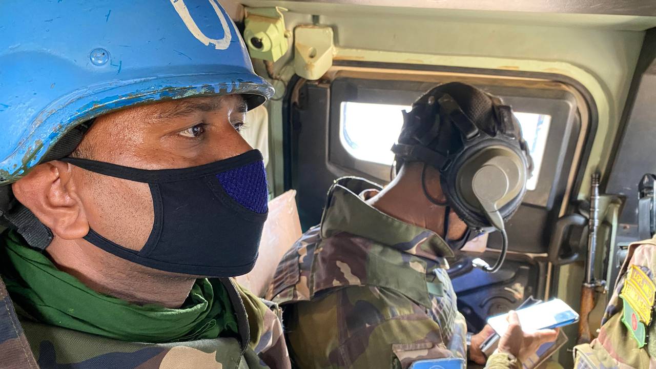 FN-styrkene patruljer daglig i områdene rundt byen Gao nordøst i Mali. Soldaten med blå hjelm styrer maskingeværet på taket av det pansrede personellkjøretøyet ved hjelp av en monitor.