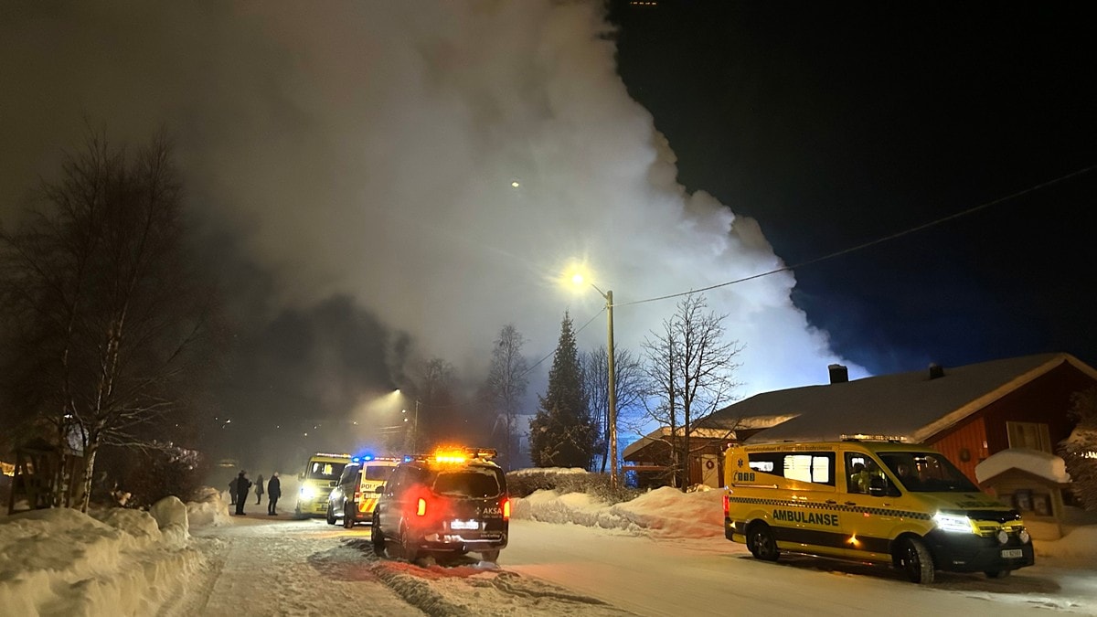 Henter ut omkommet person etter brannen i Alta