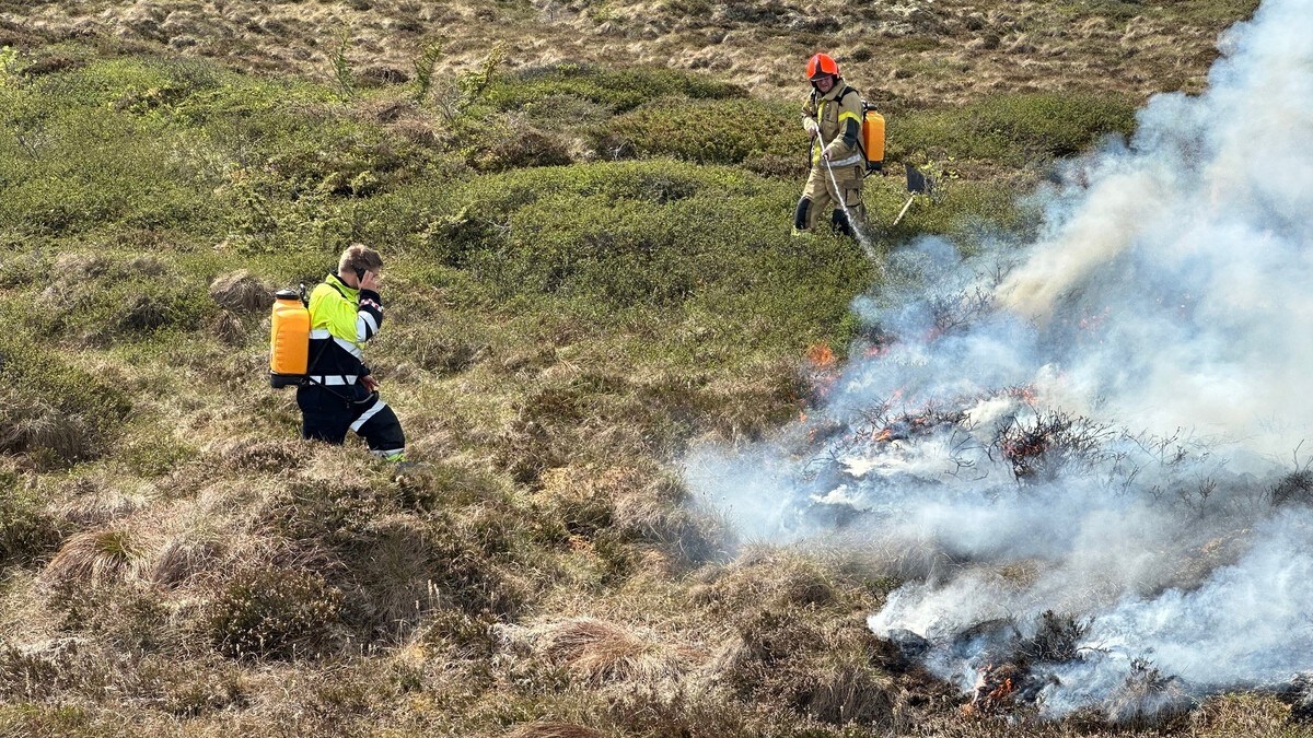 Gressbrann på Frøya: Brannvesenet har ikke kontroll