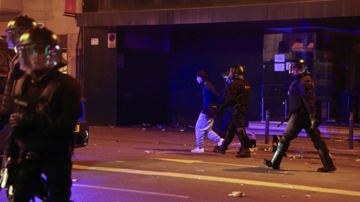 Rundt 100 pågrepet i protester i Barcelona