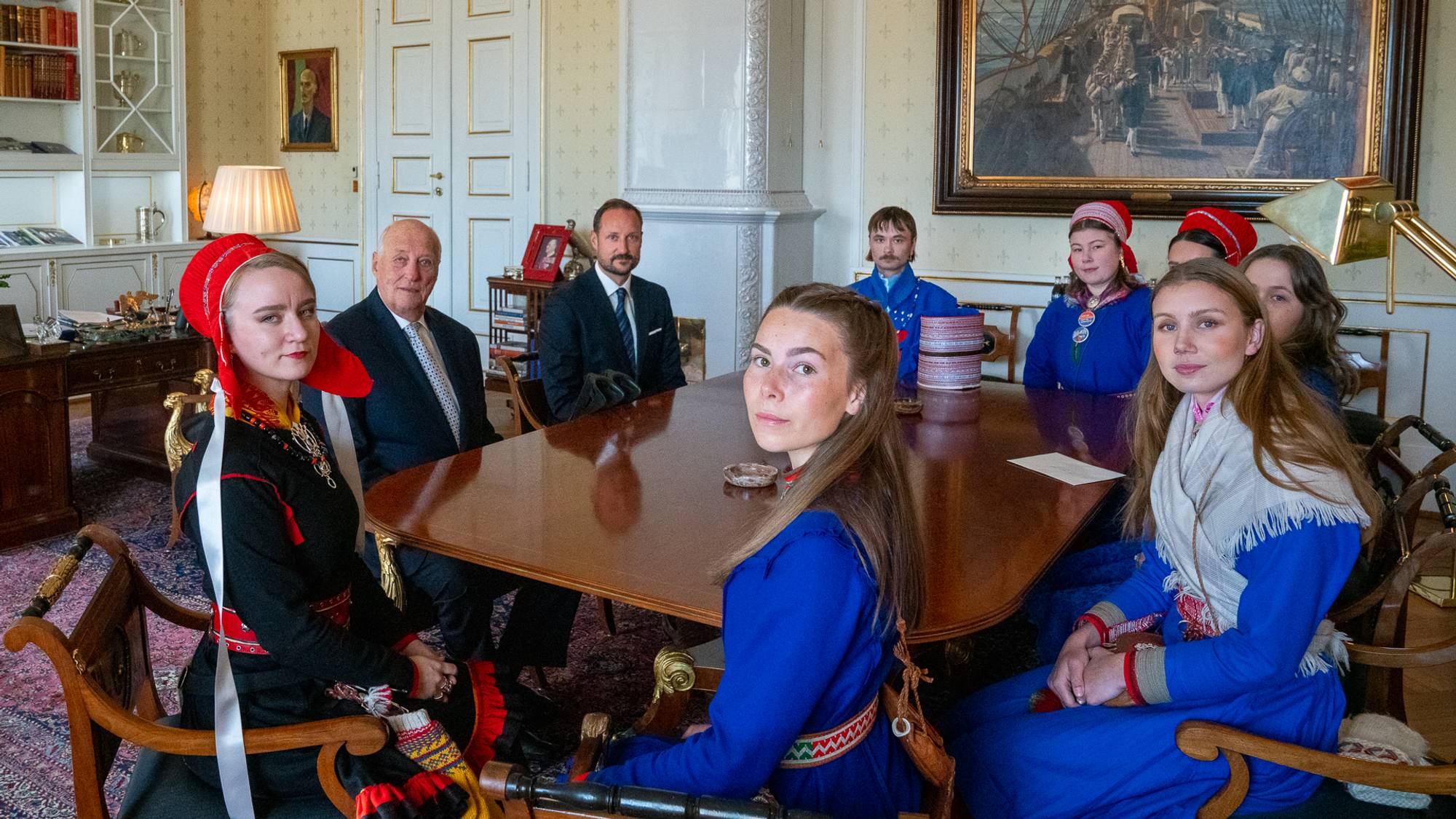 Møte mellom Kong Harald, Kronprins Haakon Fosen-aksjonister, blant annet Ella Marie Hætta Isaksen