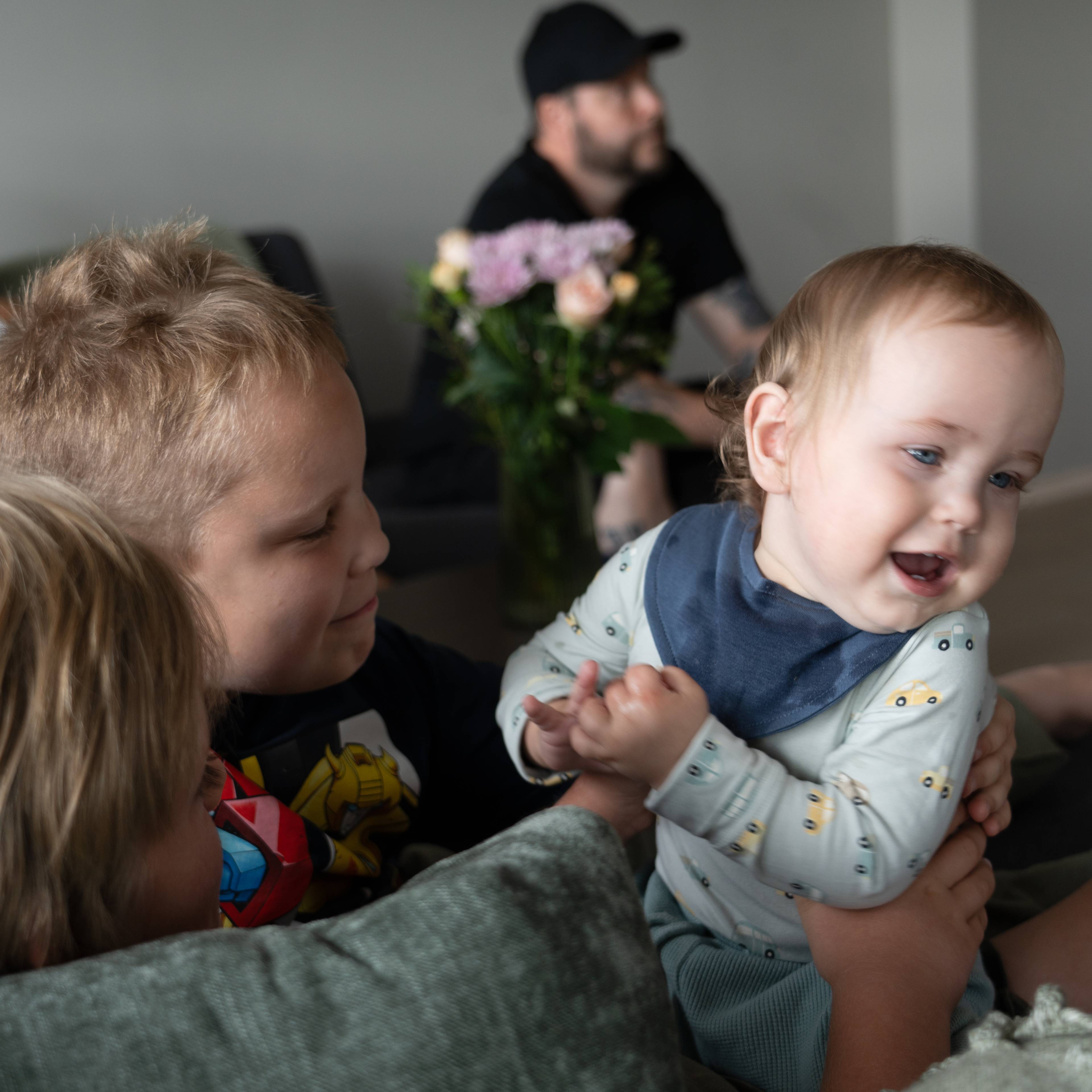 Barn leker i en sofa