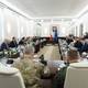 Photo : DOCUMENT / AFP / NTB un groupe de personnes assises à une table