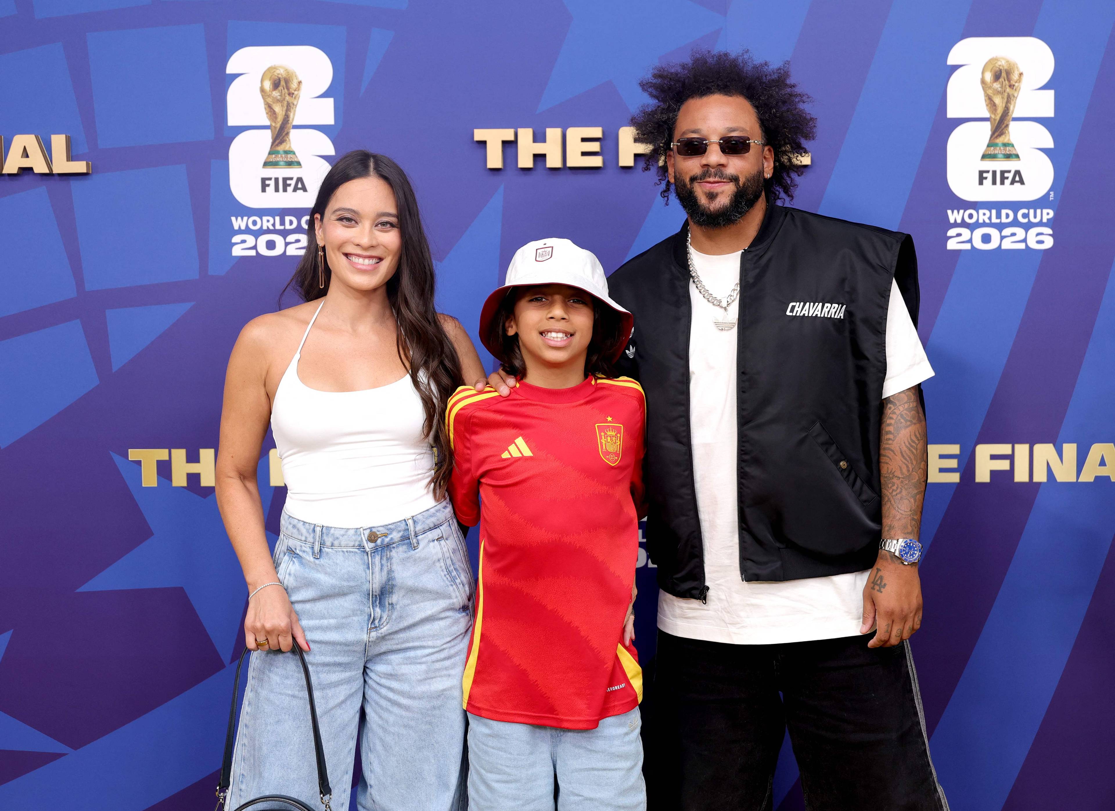 Fotballspiller Marcelo Vieira med familie foran en bakgrunn for FIFA World Cup 2026. (Bildebeskrivelsen er laget av en KI-tjeneste)