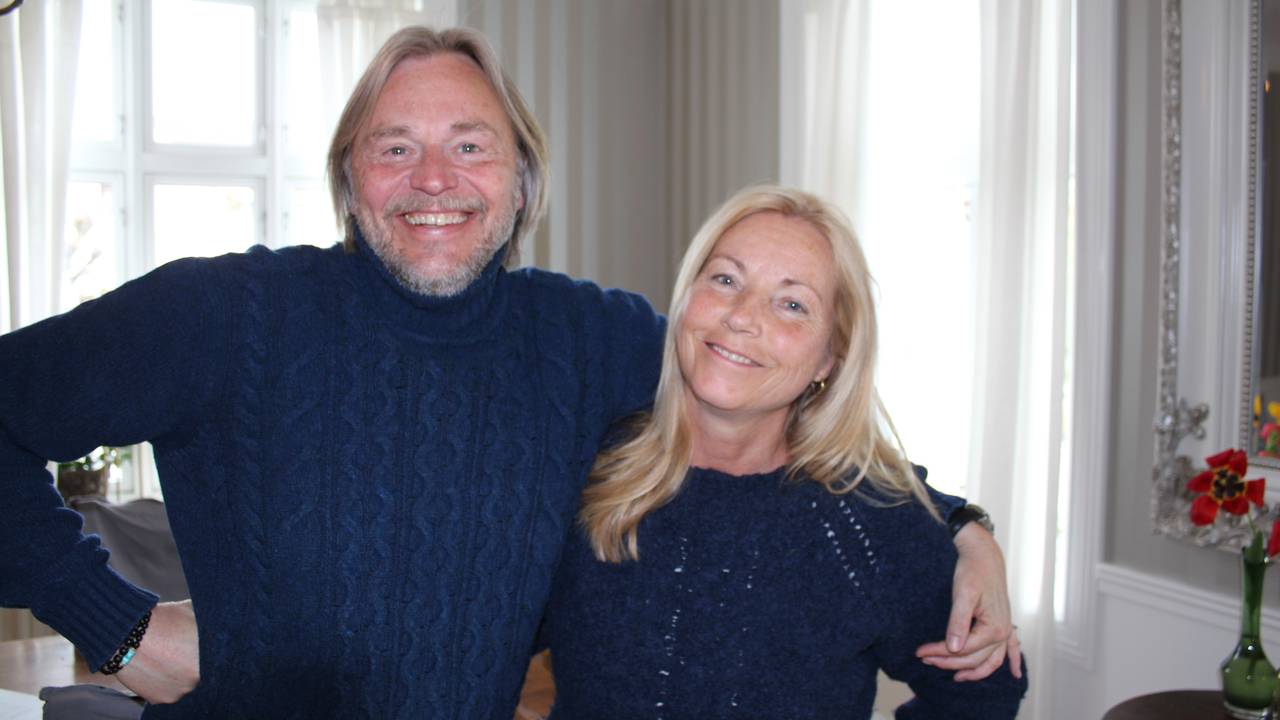 Sigurd Haavarsen og Anja Katrine smilende hjemme i stua på Hamar.