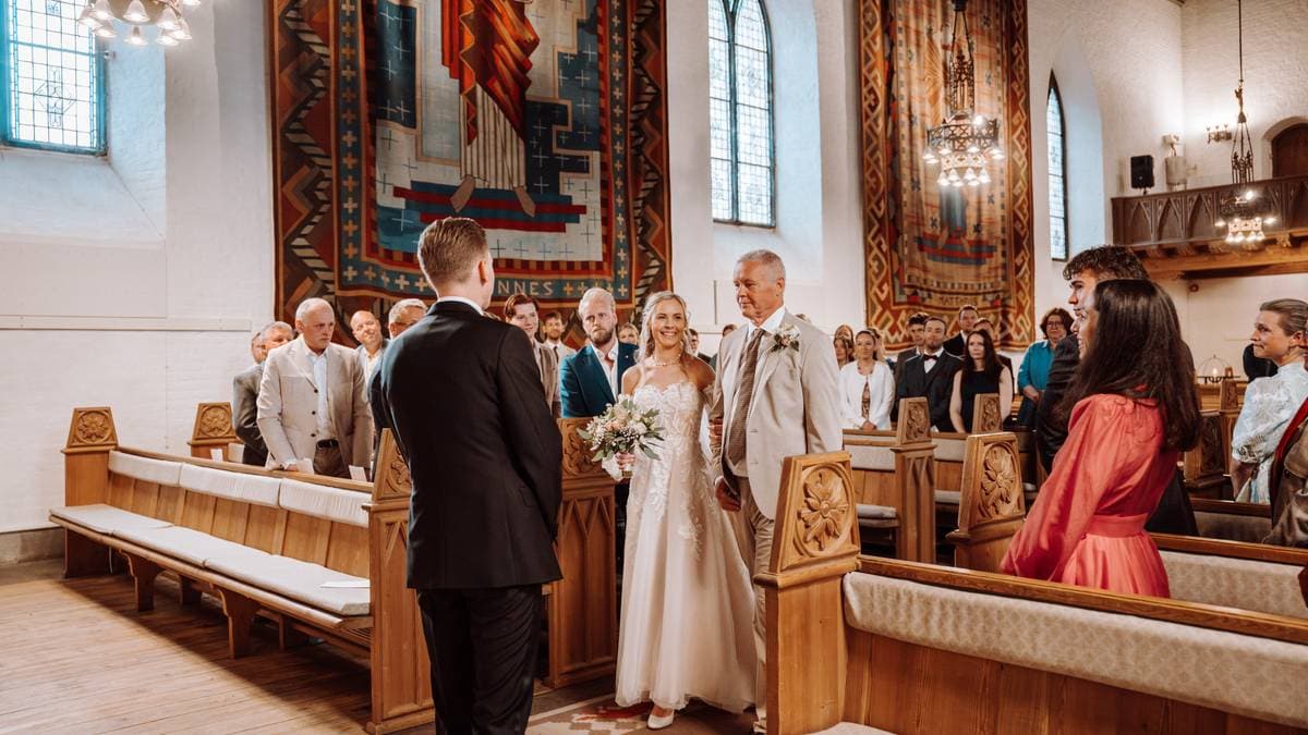 Fleire ber bryllaupsgjestane legge vekk mobiltelefonane