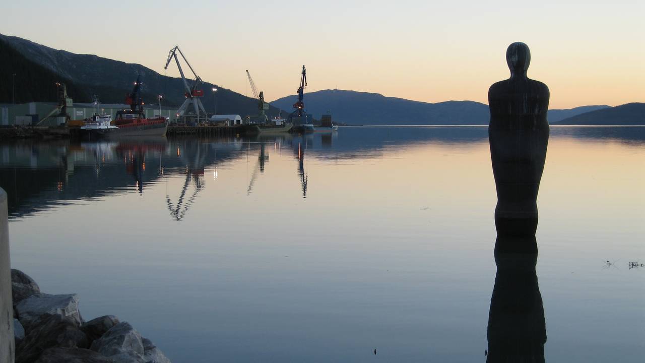 Skulpturen Havmannen av Anthony Gormley i Mo i Rana