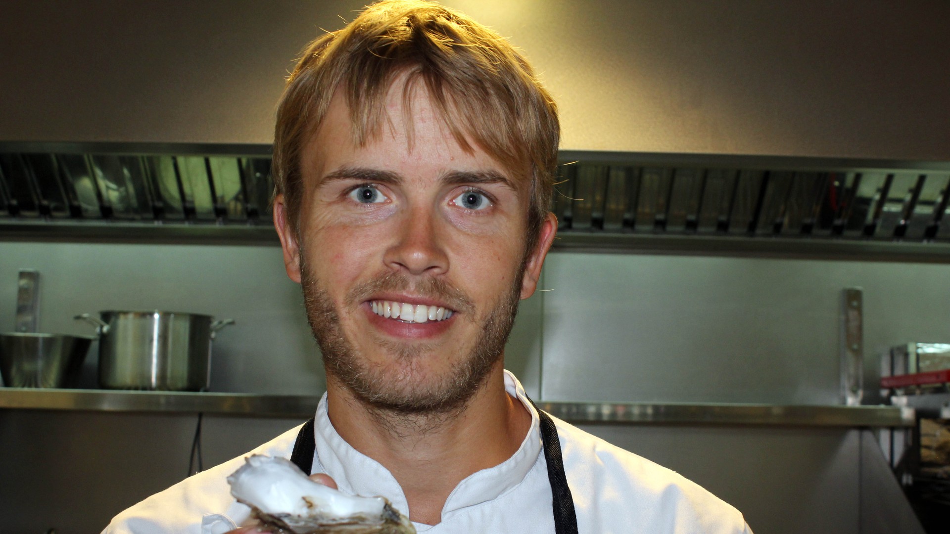 Mesterkokk Geir Skeie åpner og spiser østers NRK