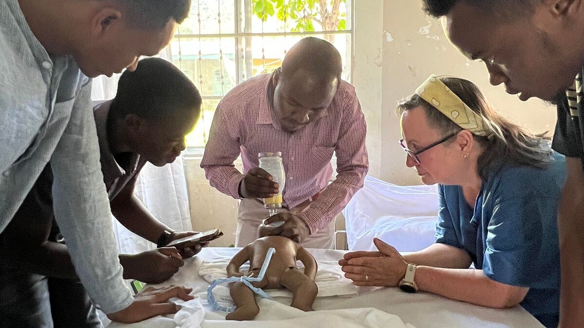 Lærer bort gjenoppliving av nyfødde barn i Tanzania