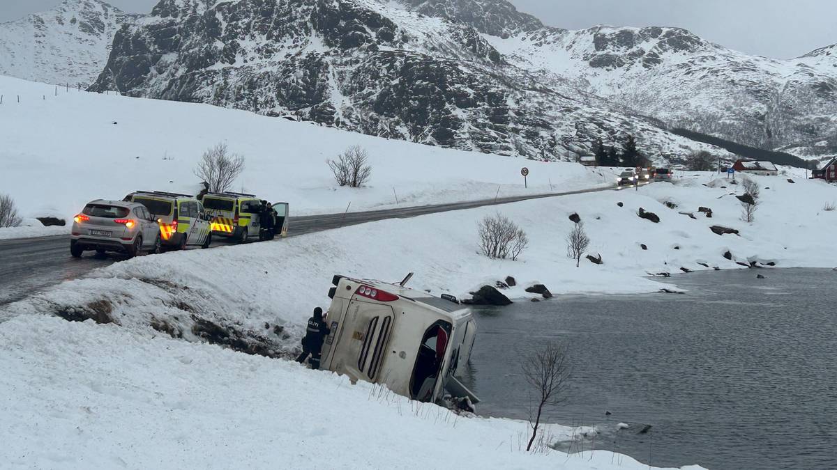 Buss ligger delvis under vann etter utforkjøring i Lofoten