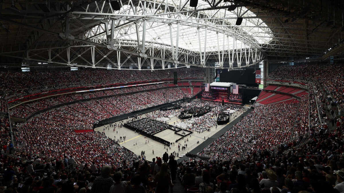 Stort oppmøte før minneseremonien til Charlie Kirk