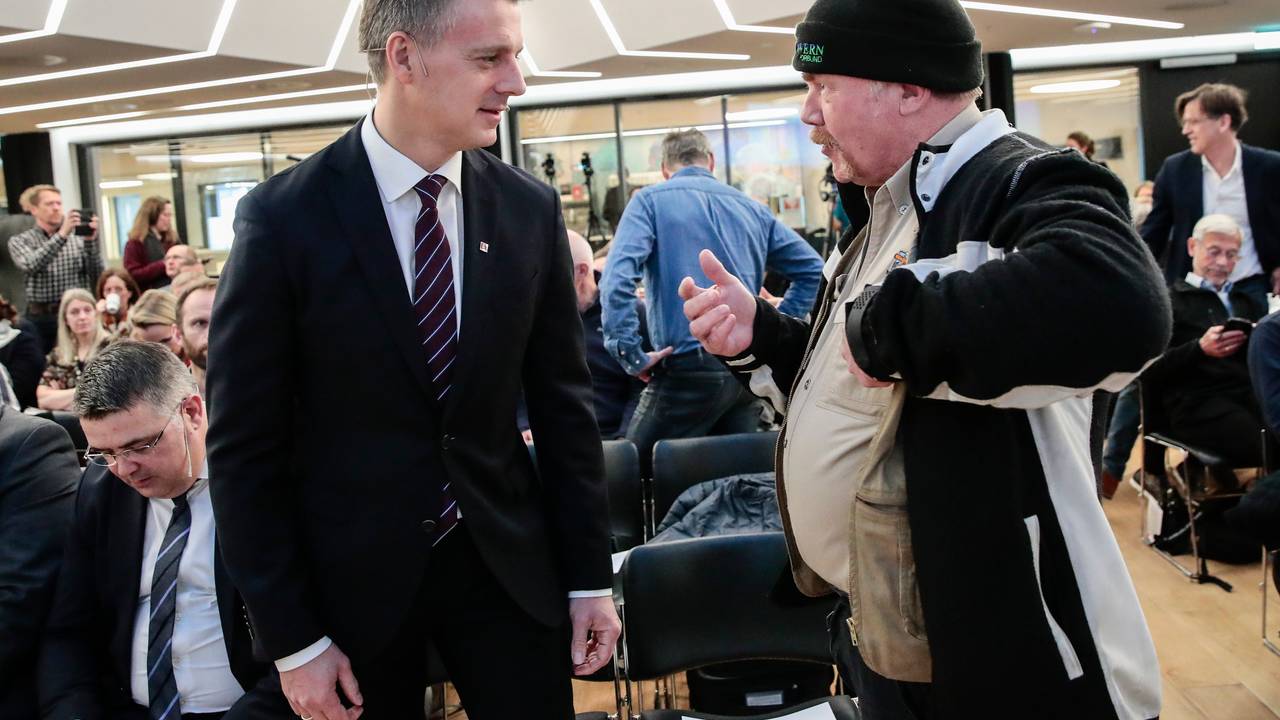 Vassdrags- og energidirektør Kjetil Lund (t.v.) i samtale med leder i Norsk Miljøvernforbund, Kurt Oddekalv, før NVEs presentason av nasjonal ramme for vindkraft på land.
