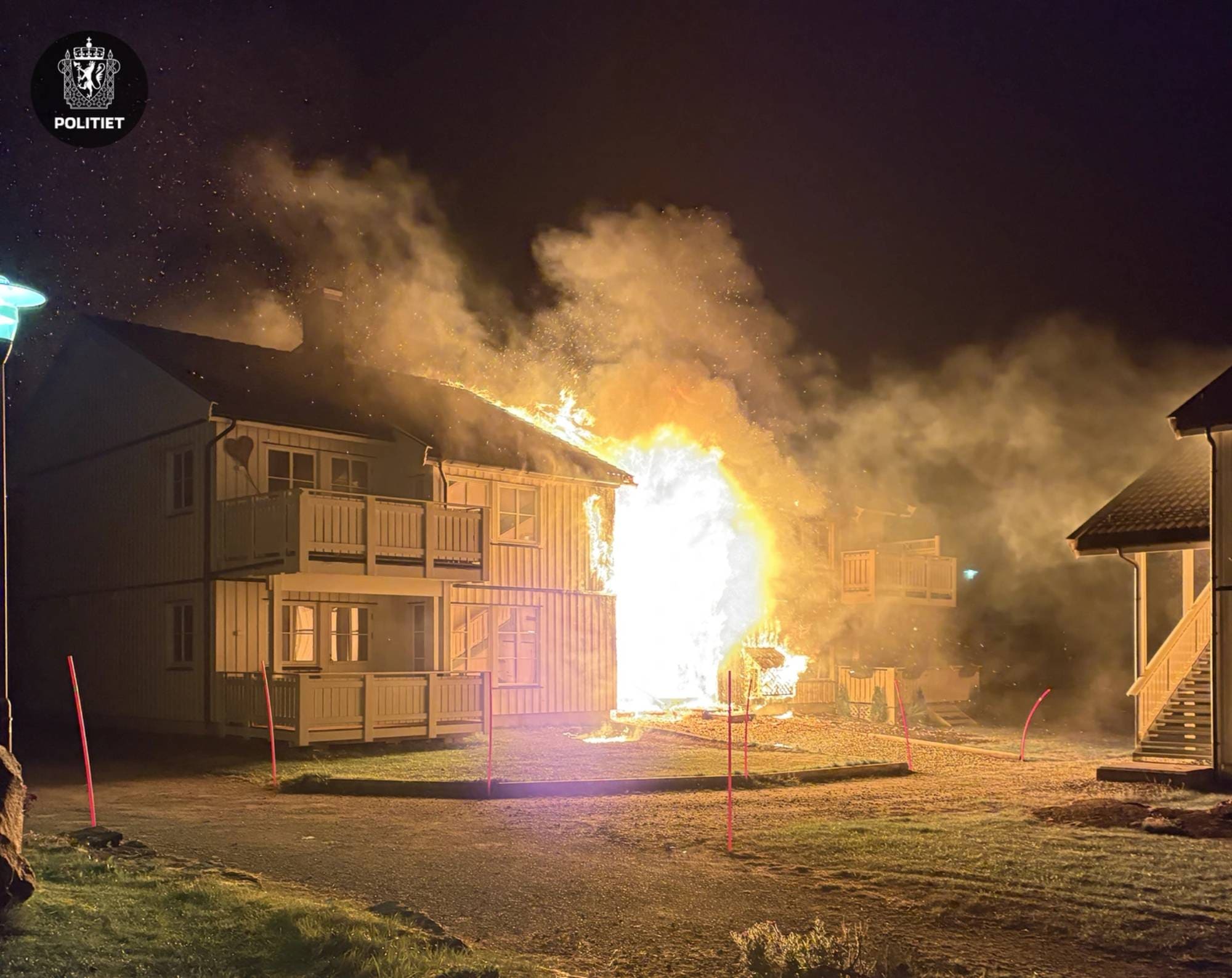 En hvit bygning i brann