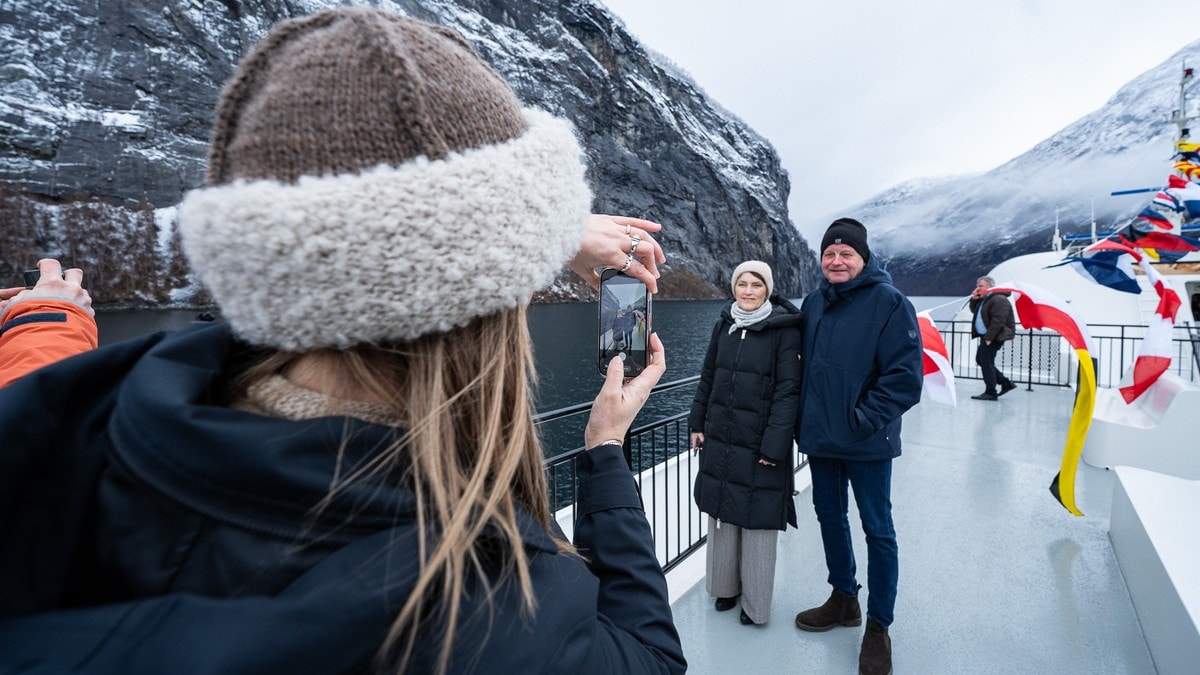 Første tur med ny batteridriven turistbåt i Geirangerfjorden
