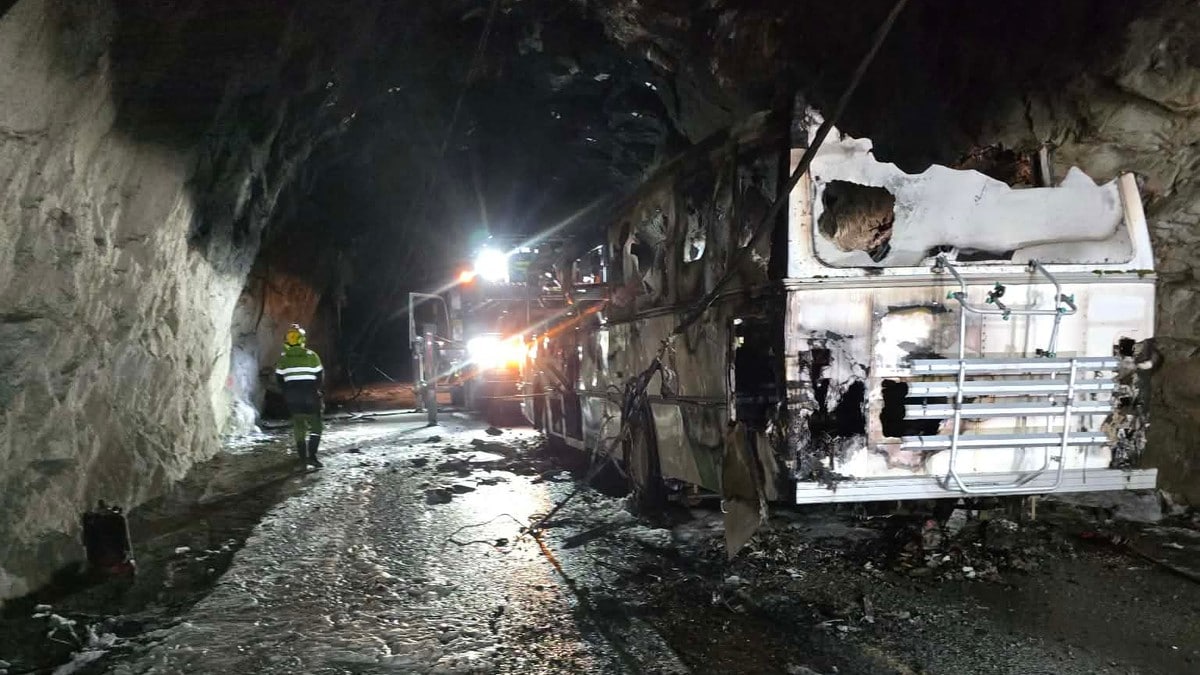 Her står bussen inne i tunnelen