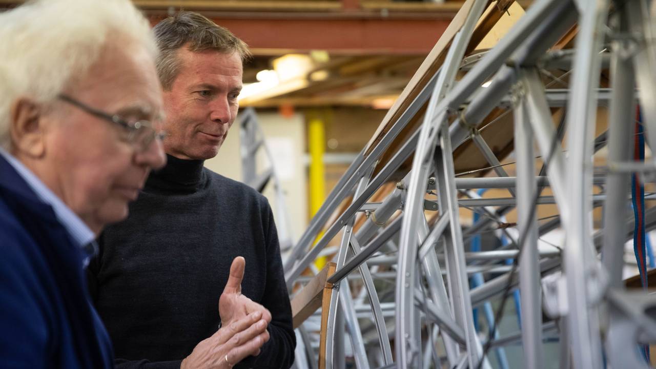 Peter Watts og Finn Terje Skyrud ser på detaljer på gladiatoren.