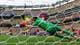 Dylan Martinez / REUTERS,NTB Keeper i grønn drakt kaster seg for å redde en fotball foran et stappfullt stadion. Illustrasjon. (Bildebeskrivelsen er laget av en KI-tjeneste)
