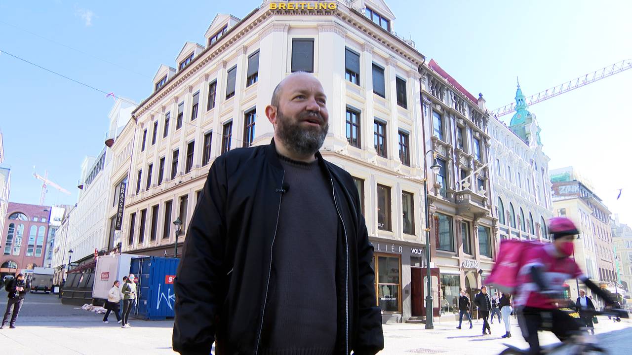 Miljøarbeider og skribent for Erlik Oslo, Even Skyrud står på Karl Johan
