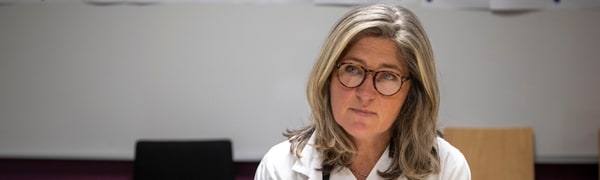 Lege Jelena Staalstrøm sitter ved et bord