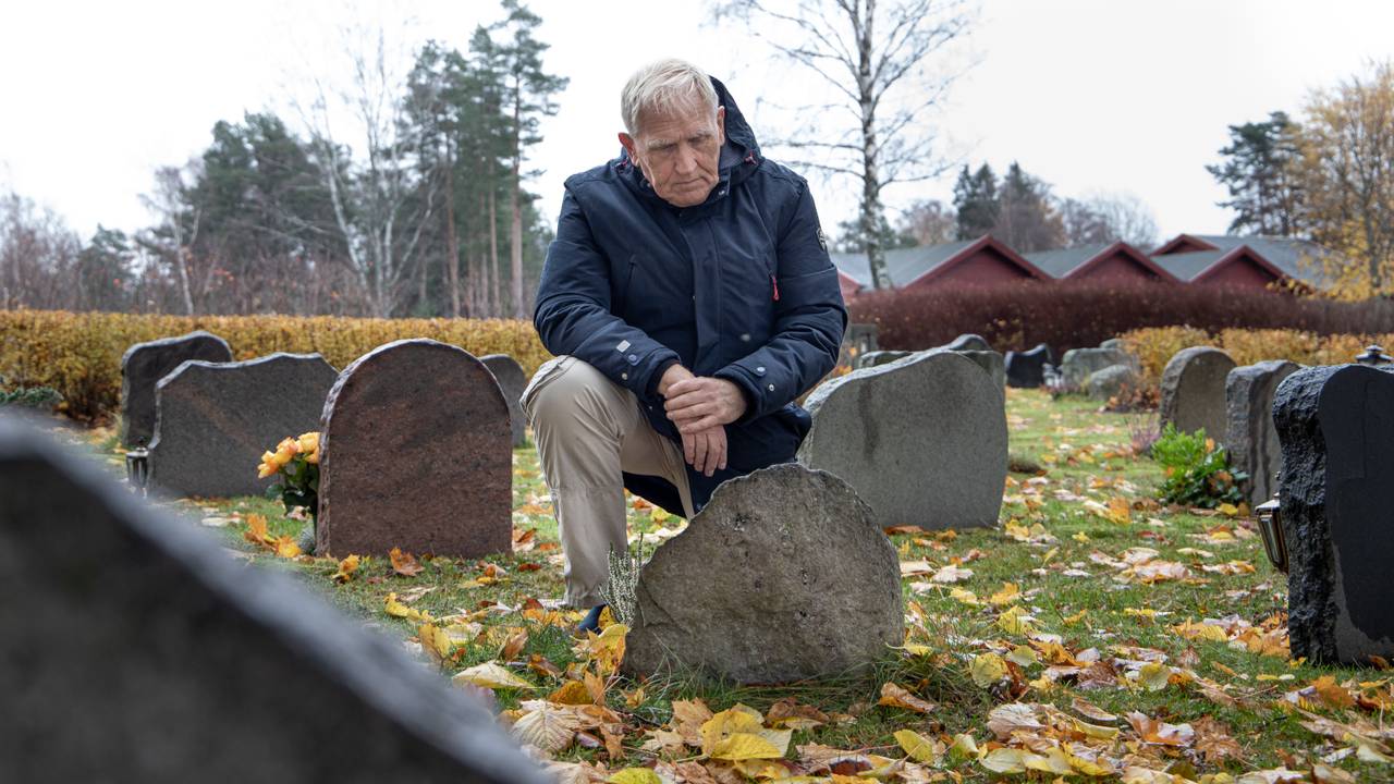 Stein Morisse ved sønnens grav på Rygge kirkegård.