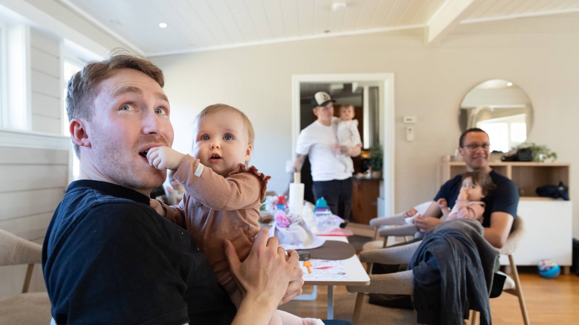 Sondre Solnørdal med datteren Selma på fanget, andre fedre og barn ses i bakgrunnen