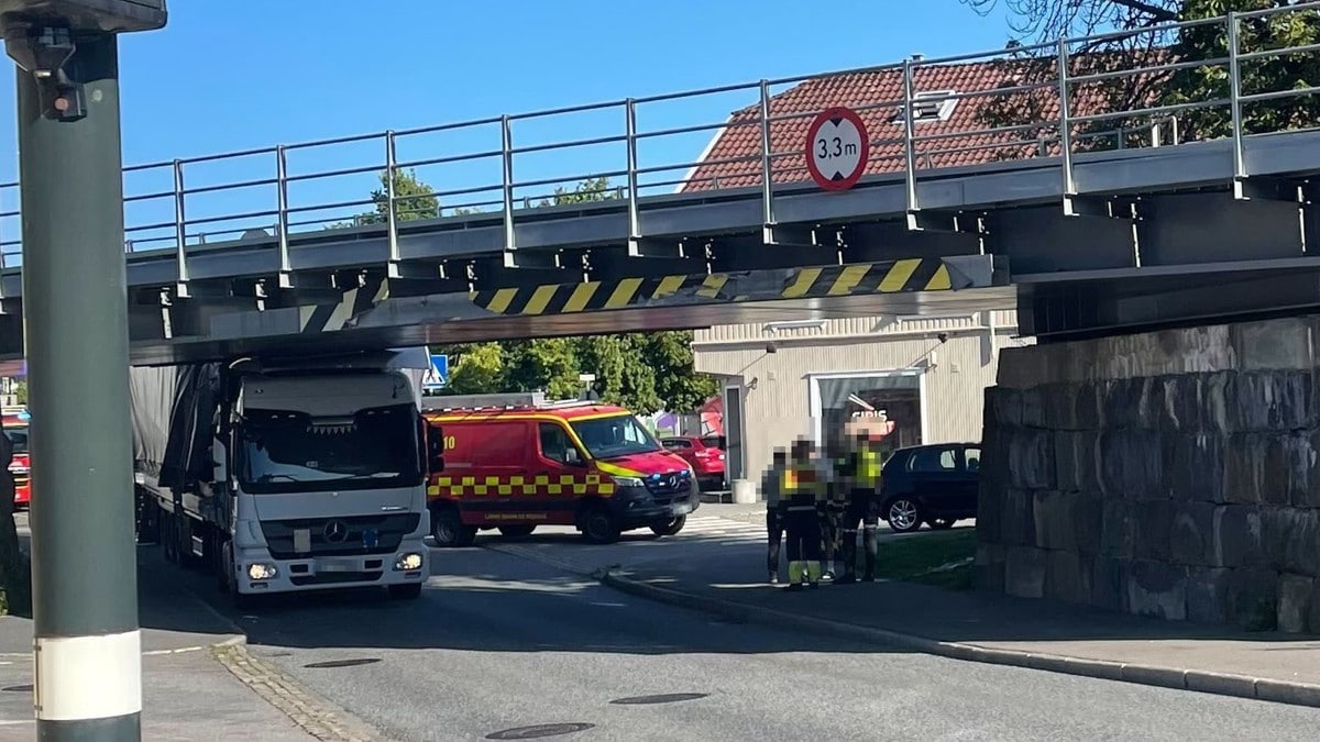 Lastebil i togbrua i Larvik