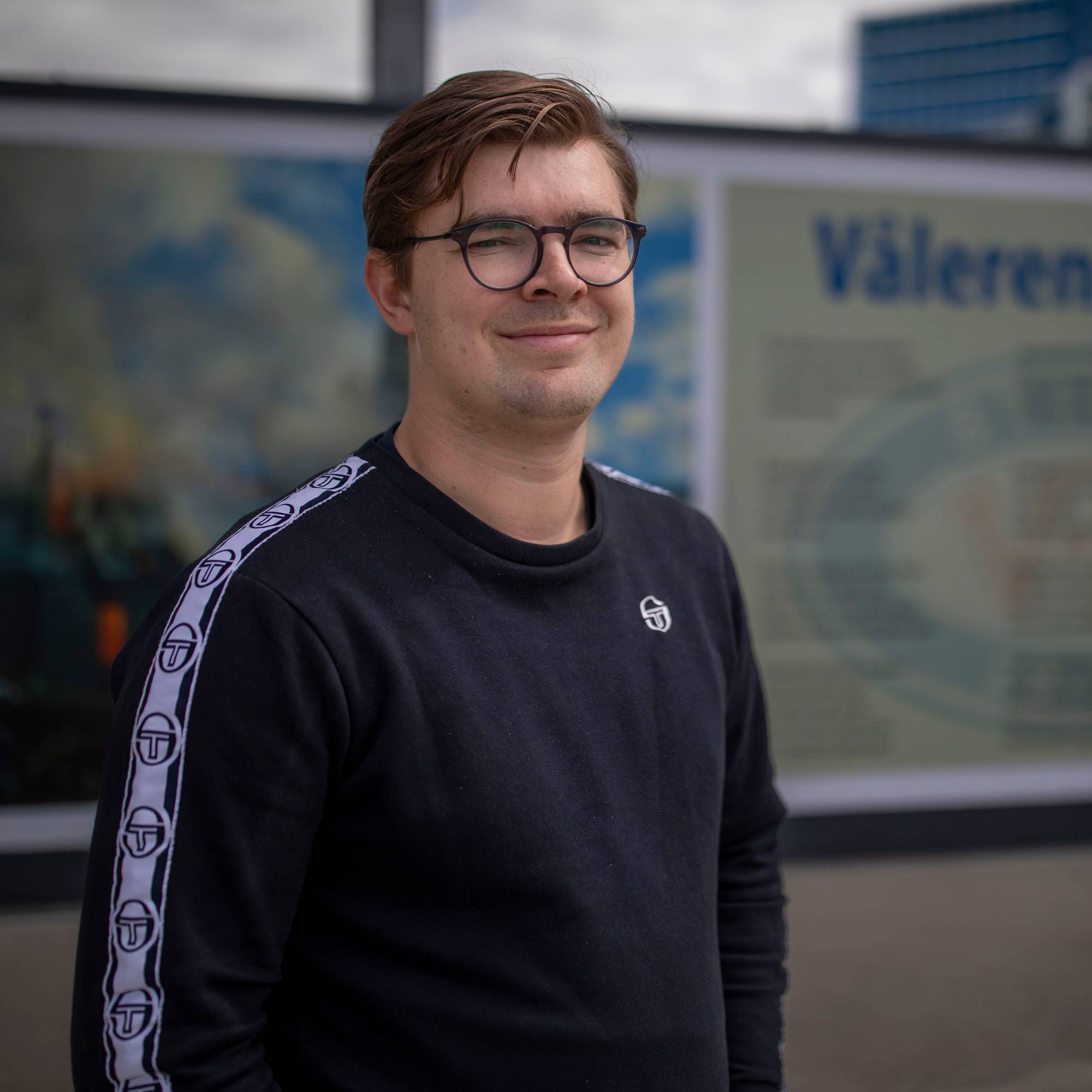 Sebastian Hytten fra Klanen ved Intility Arena på Valle, ved den nye veggen dedikert til klubbhymnen "Vålerenga kjerke". 