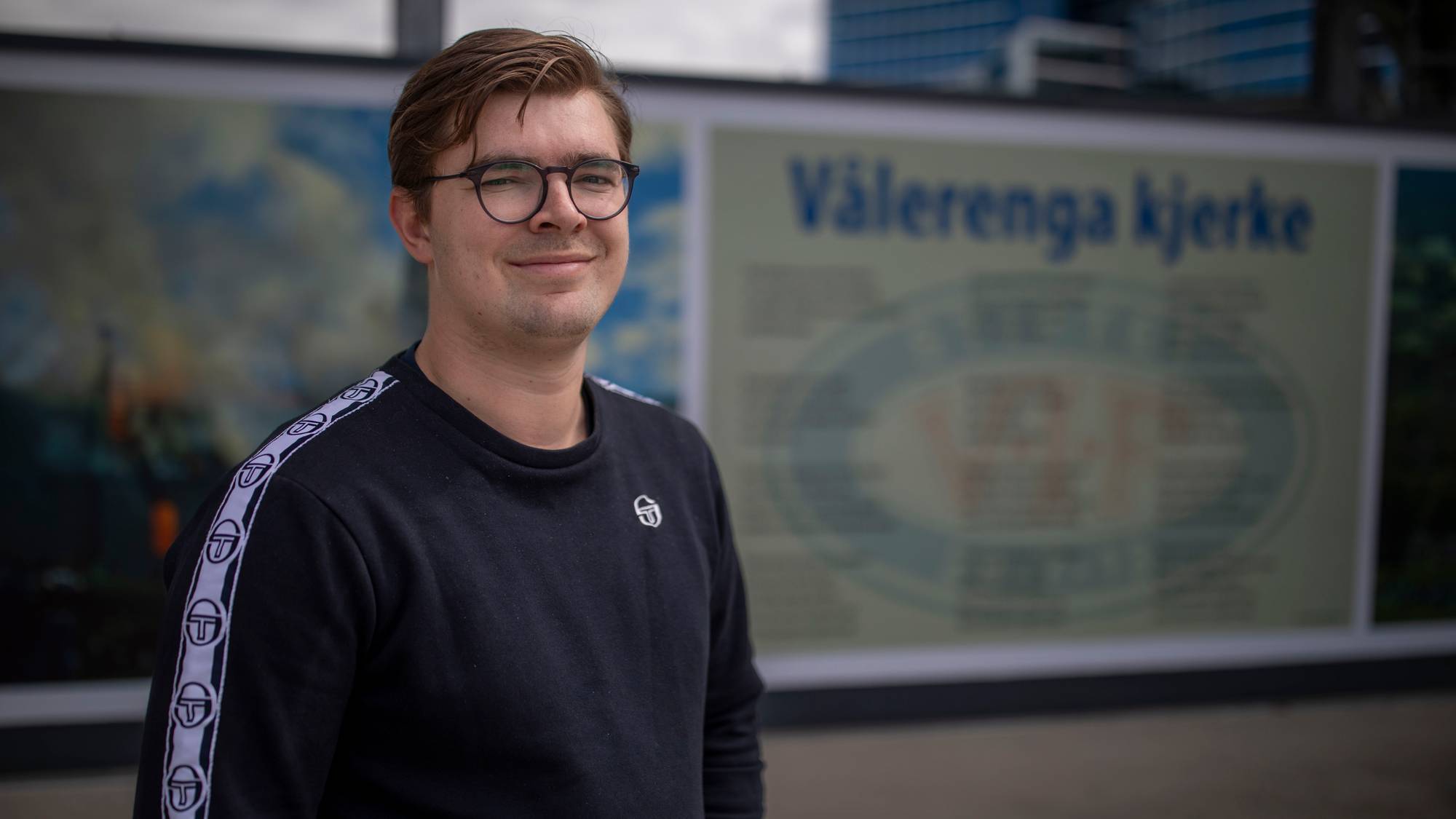 Sebastian Hytten fra Klanen ved Intility Arena på Valle, ved den nye veggen dedikert til klubbhymnen "Vålerenga kjerke". 