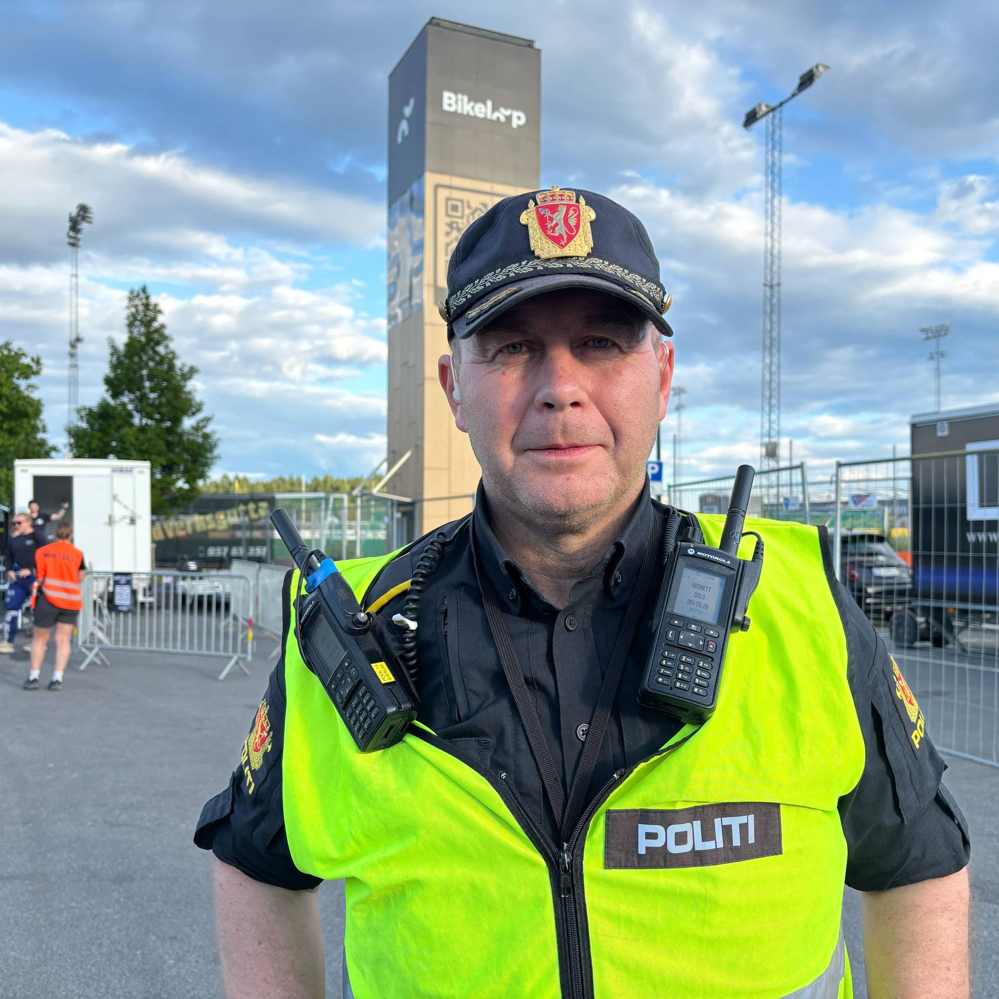 Politioverbetjent i uniform og vest