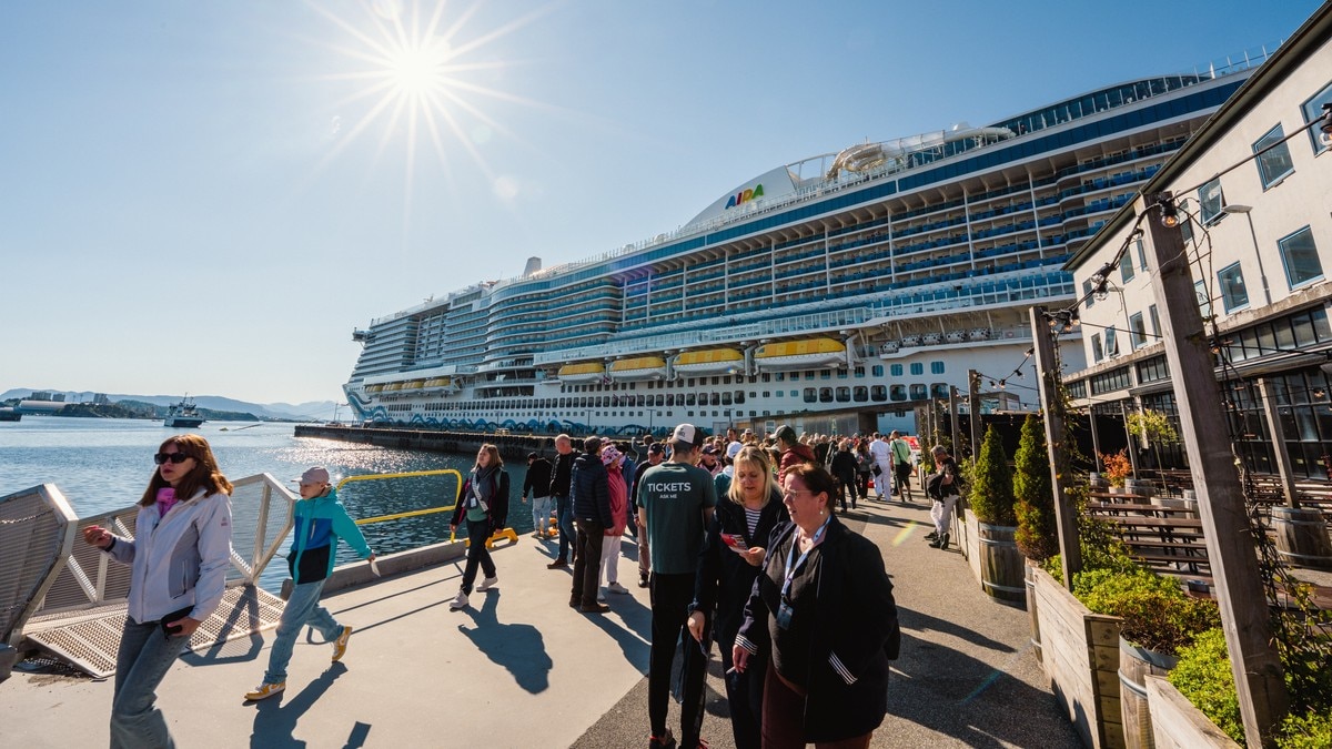 Nesten 13.000 cruiseturistar til Ålesund på éin dag – MDG vil ha maksgrense
