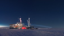 Forskningsskipet Lance fryses inn i isen nord for Svalbard, og ble forskningsbase i den arktiske drivisen. Skipet fulgte isen fra den frøs til i januar til den smeltet utover sommeren 2015.
