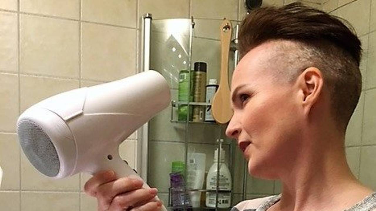 Stine barberer av håret i forbindelse med cellegiftbehandlingen.