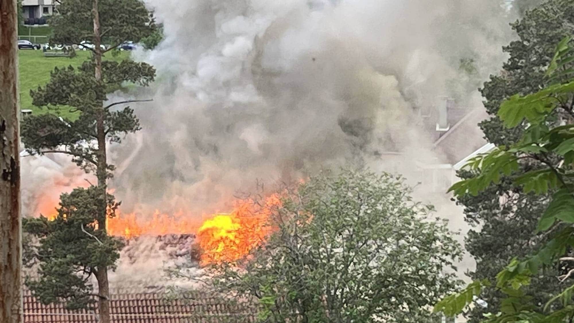 Det er åpne flammer på stedet. 