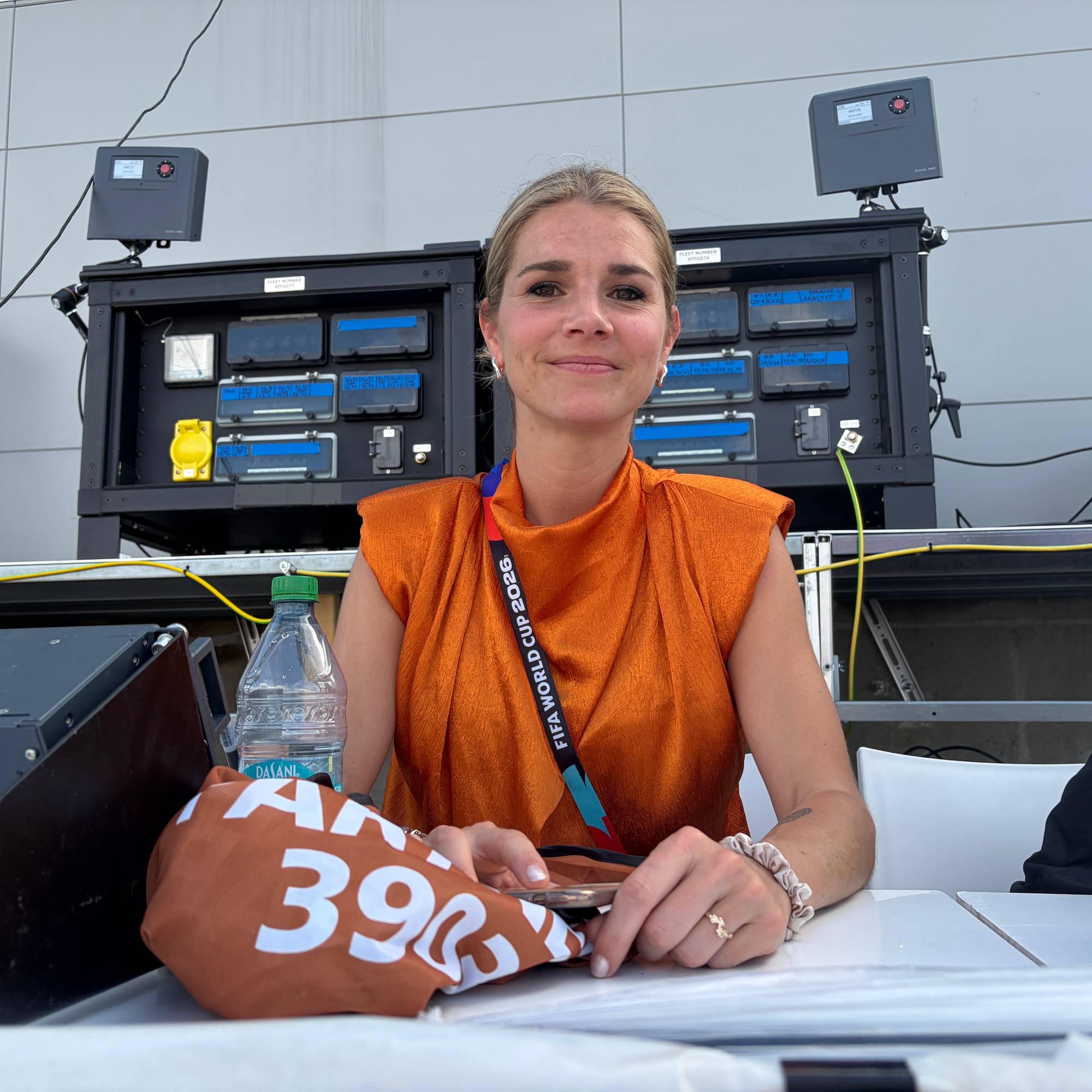 NRKs fotballekspert Andrine Hegerberg på tribunen i VM i fotball i USA
