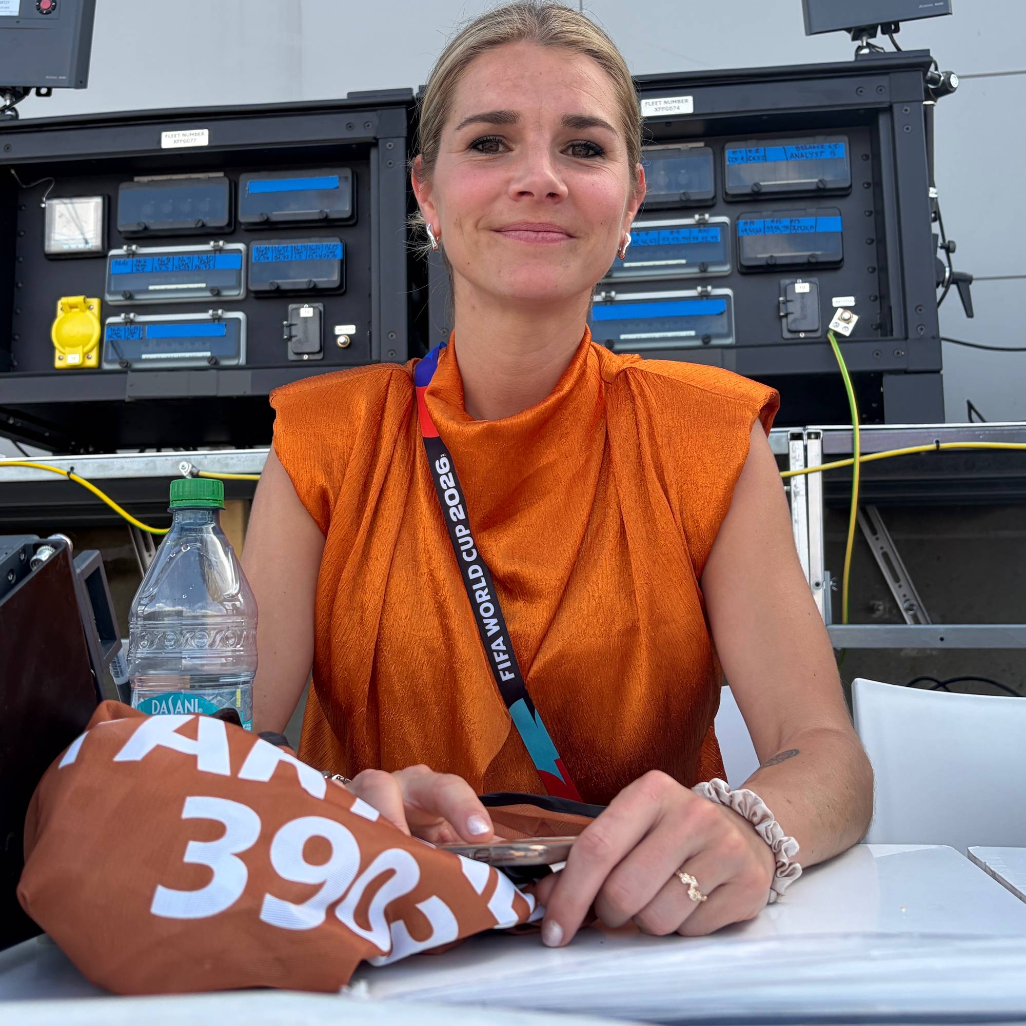 NRKs fotballekspert Andrine Hegerberg på tribunen i VM i fotball i USA