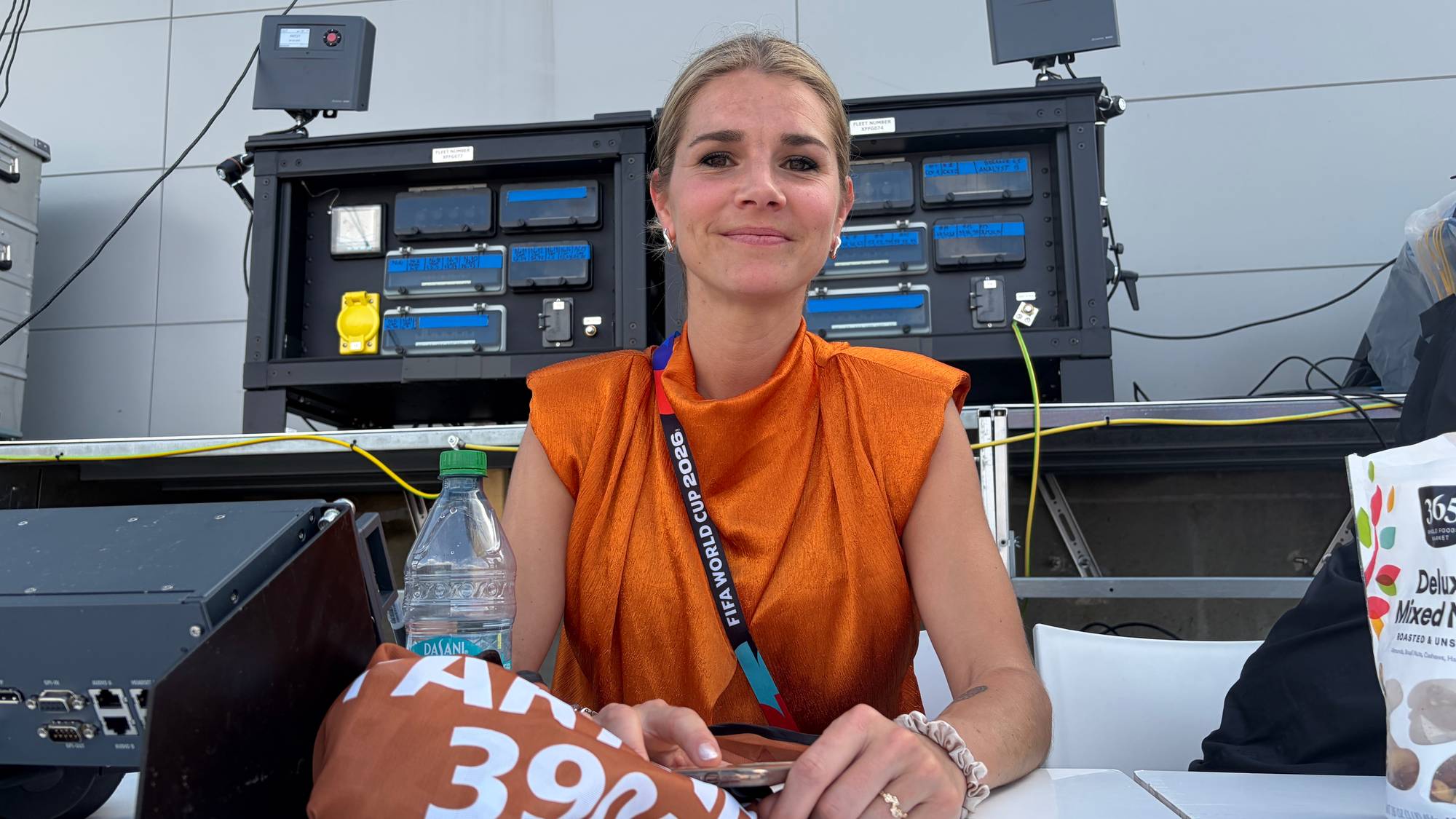 NRKs fotballekspert Andrine Hegerberg på tribunen i VM i fotball i USA