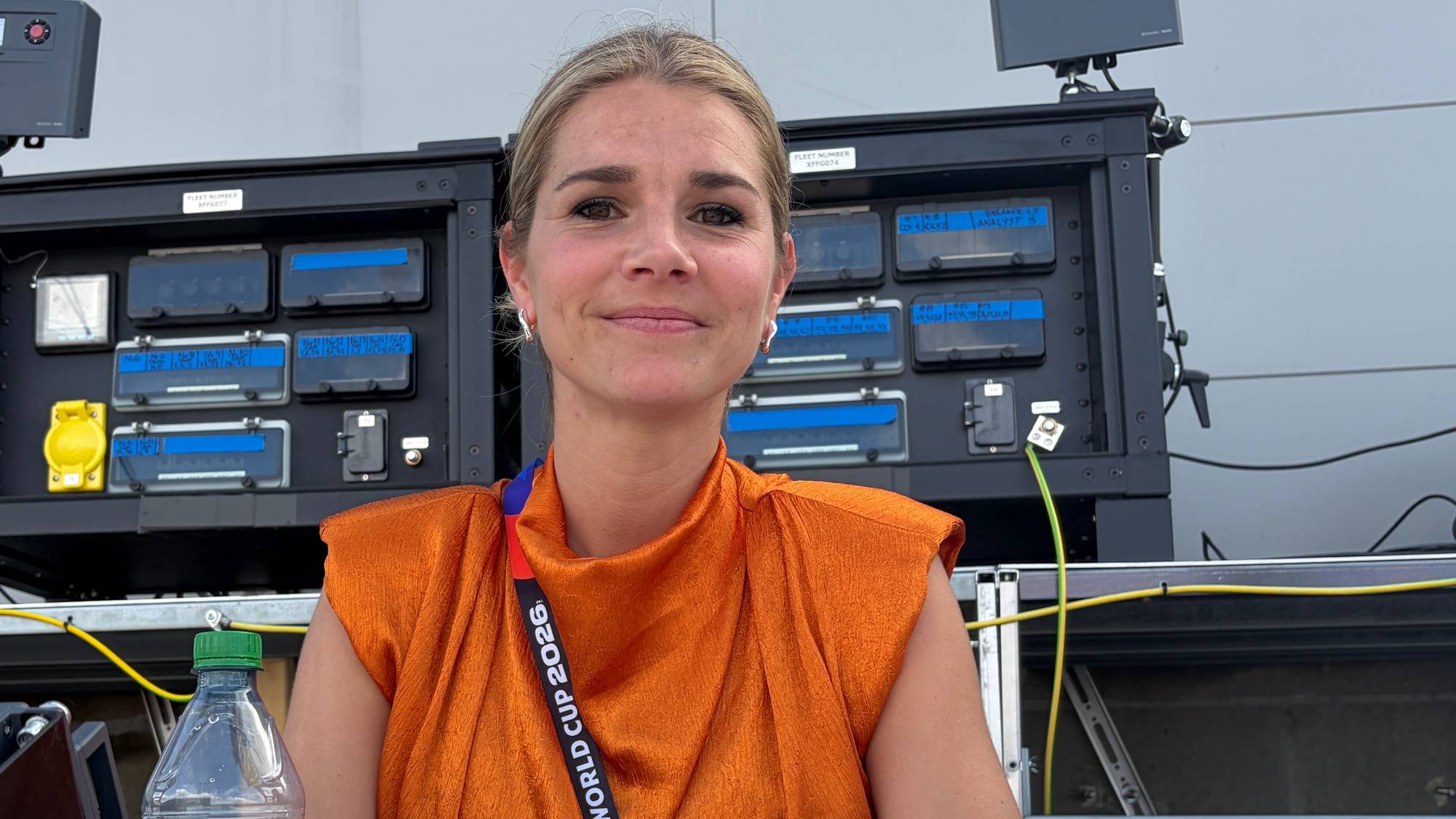 NRKs fotballekspert Andrine Hegerberg på tribunen i VM i fotball i USA
