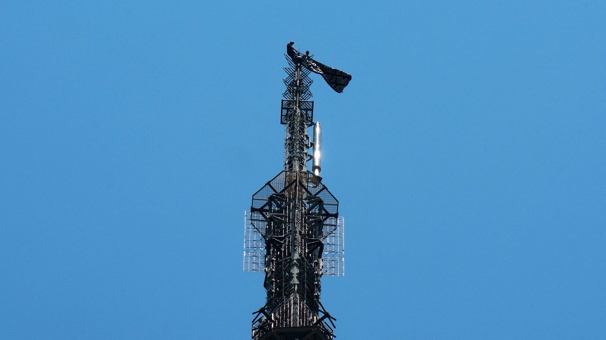 To personer har klatret opp i Empire State Building