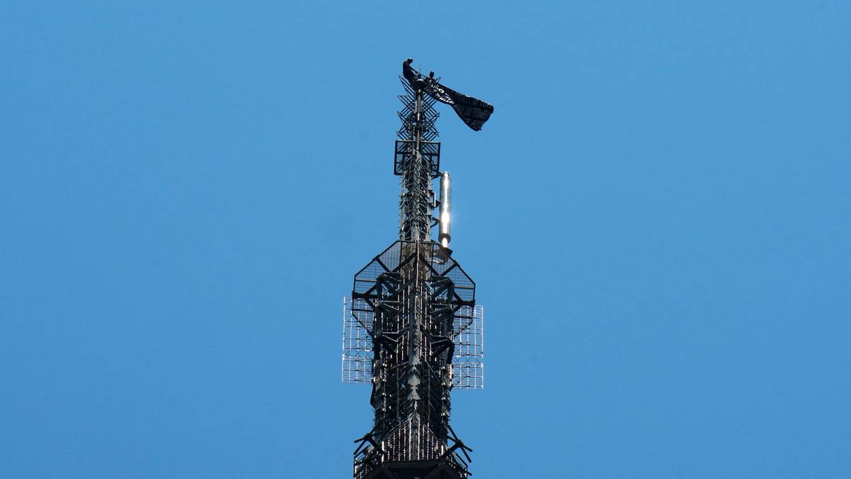 To personer har klatret opp i Empire State Building