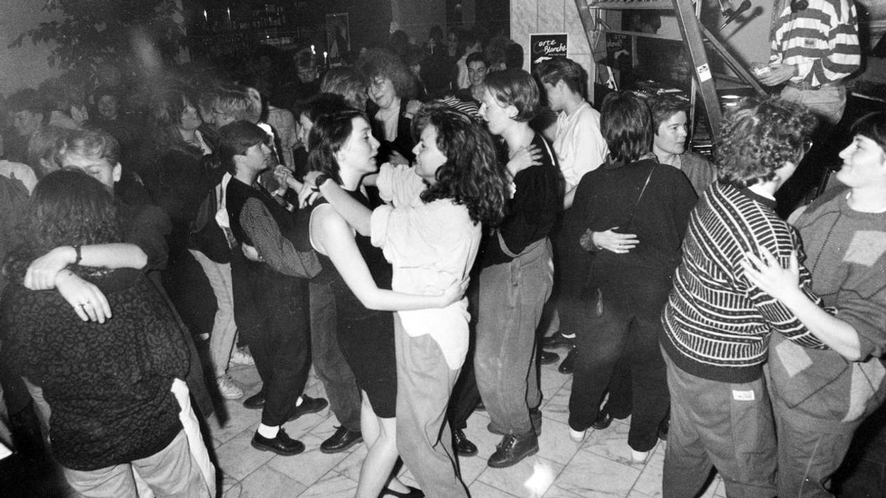 Dansende damer på kvinnekveld på Metropol i 1989